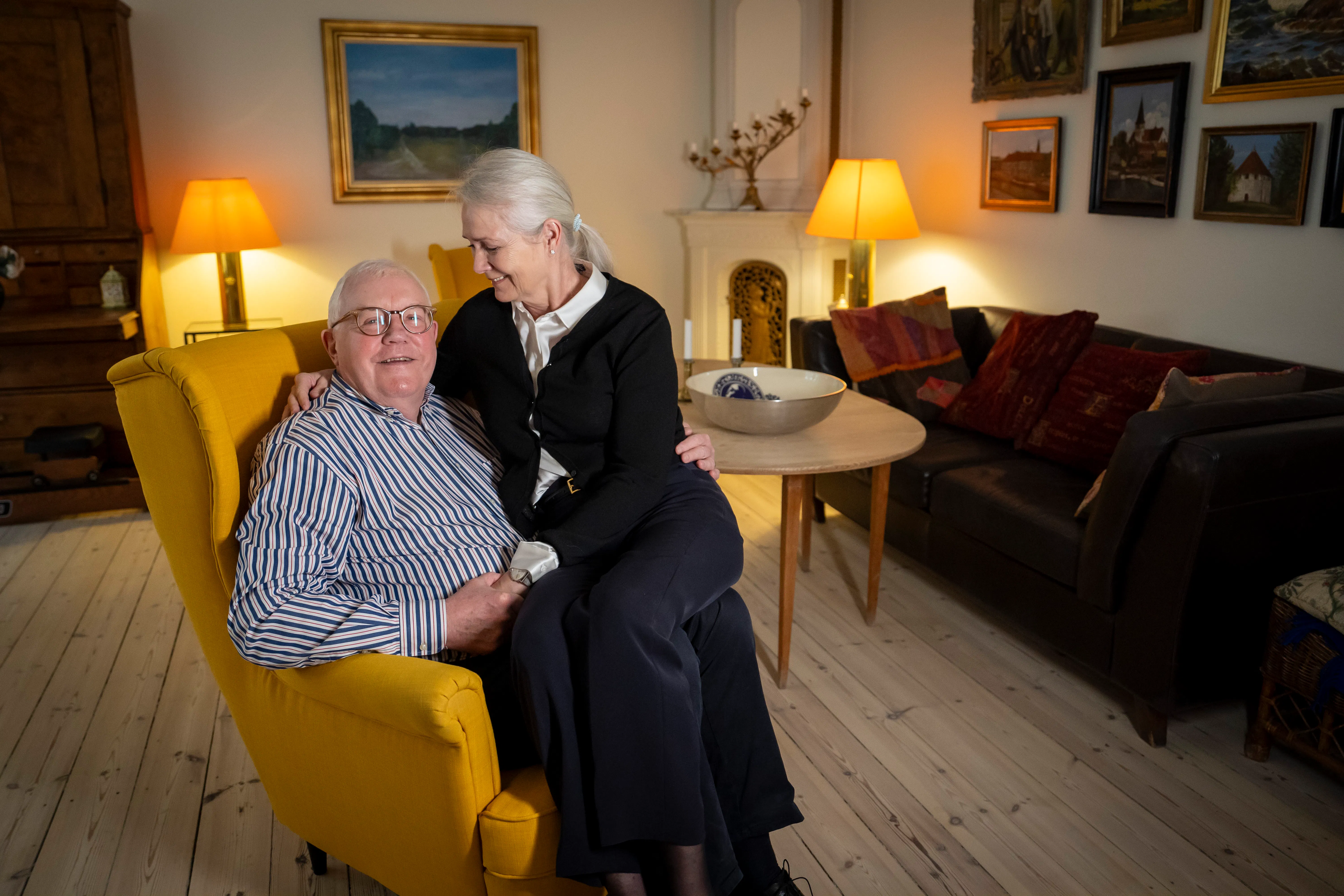 Hans Engell kan ikke snyde sin hustru, Pernille, som kender alt til hans laster. 