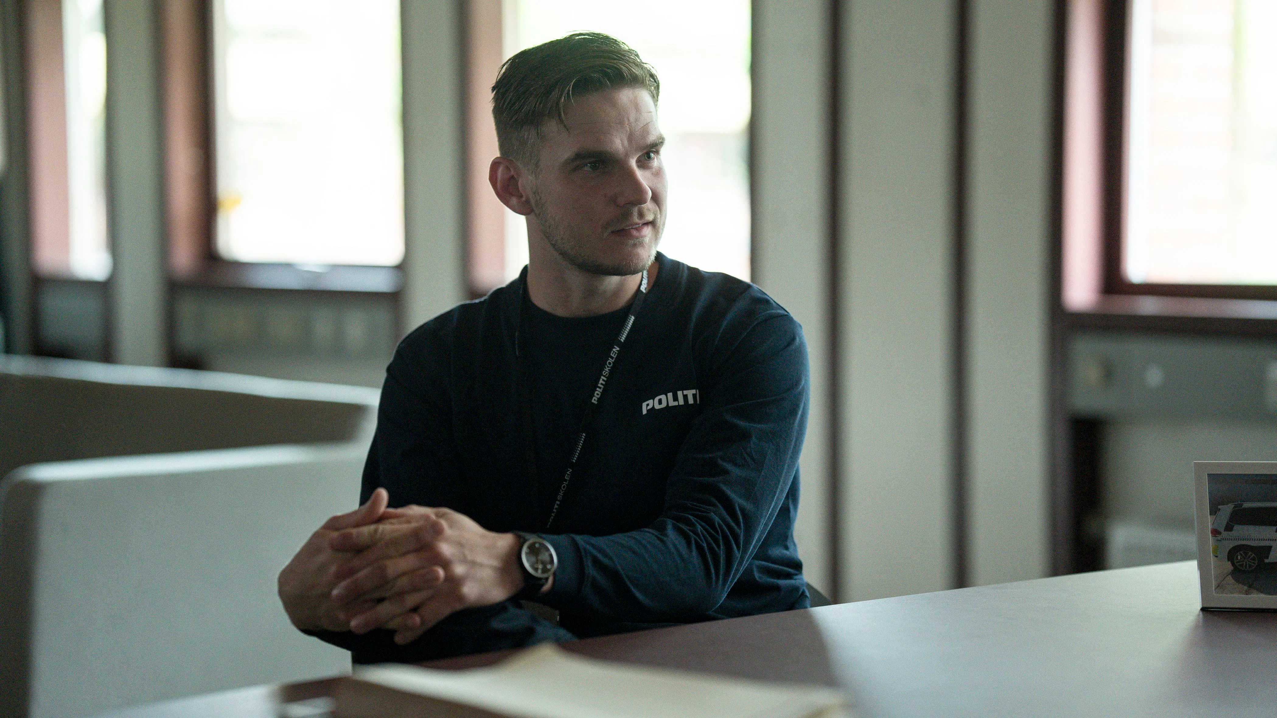 Marco Ilsø spiller politieleven Daniel i DR-serien "Uniformen". 