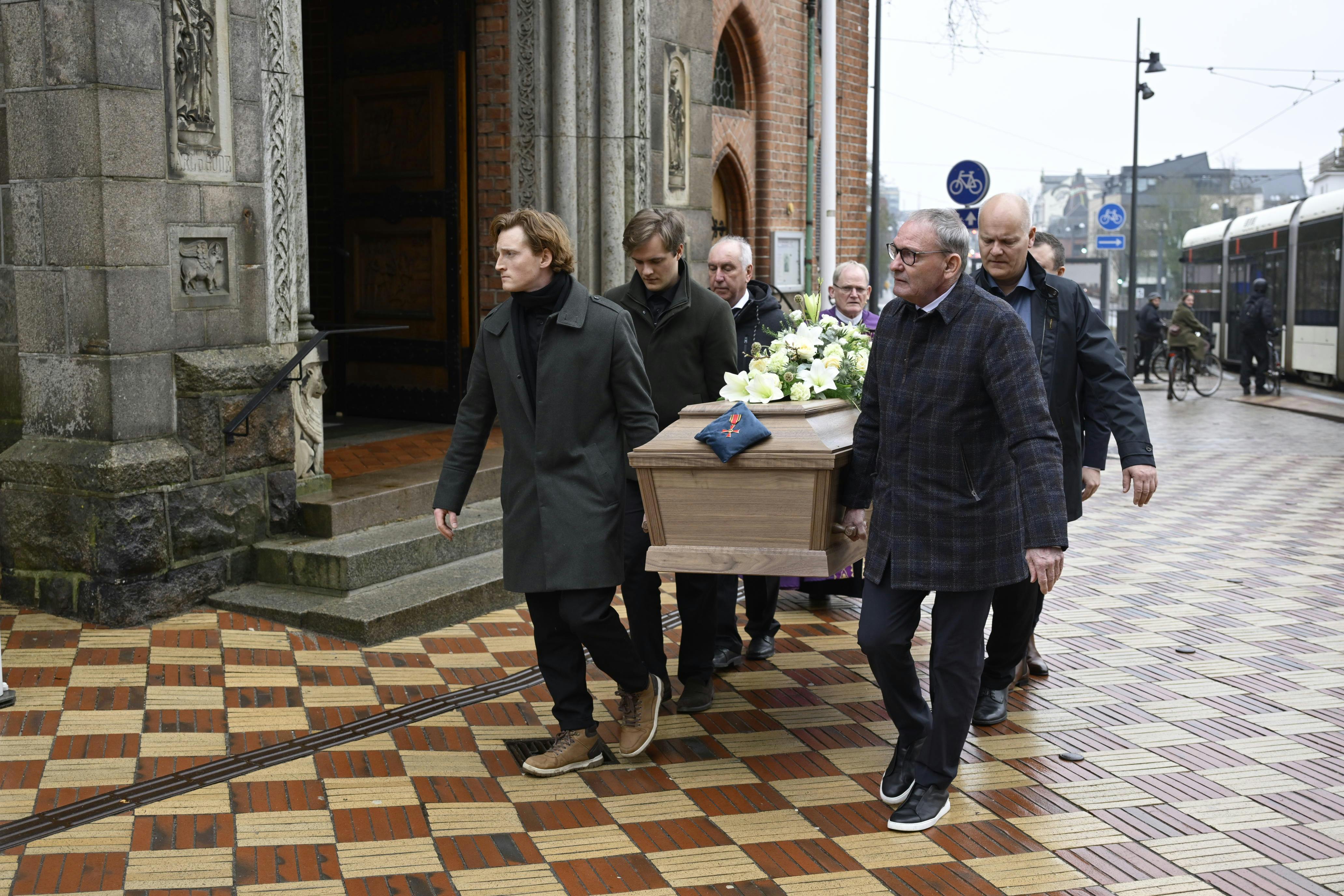 Preben Elkjær gik forrest, da Sepp Pionteks kiste blev båret ud.