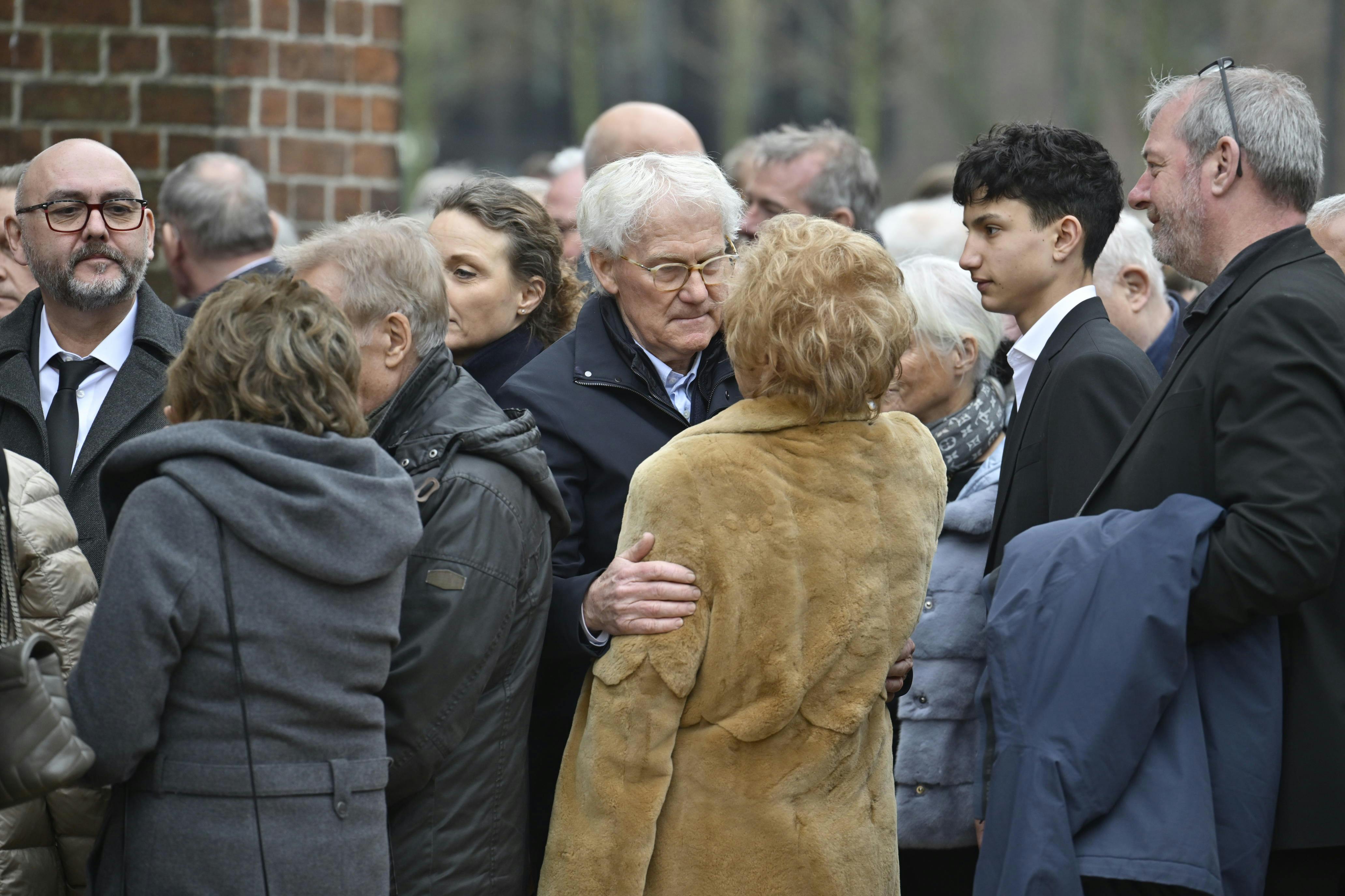 Morten Olsen stod klar med et varmt kram til Gitte efter begravelsesceremonien.