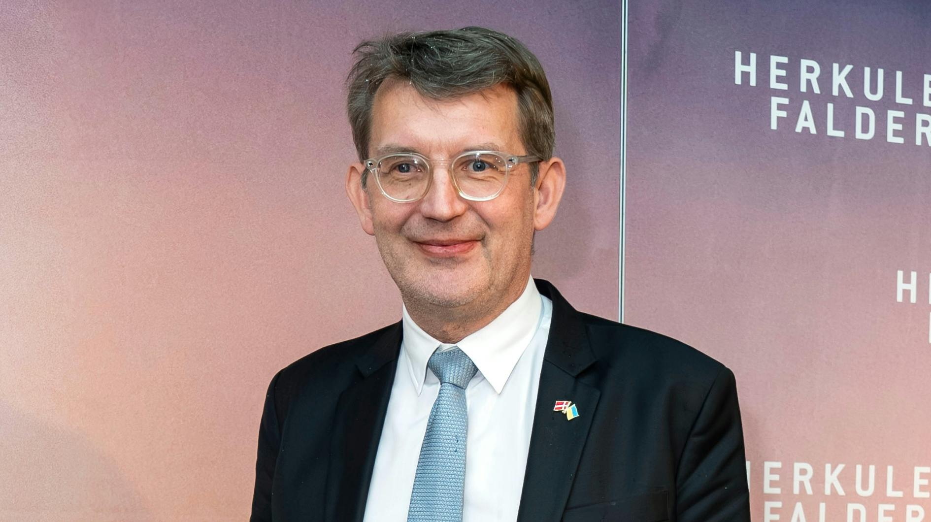 Var kæreste med kendt kollega: Så forelskede Troels Lund Poulsen sig i sin sekretær | BILLED-BLADET