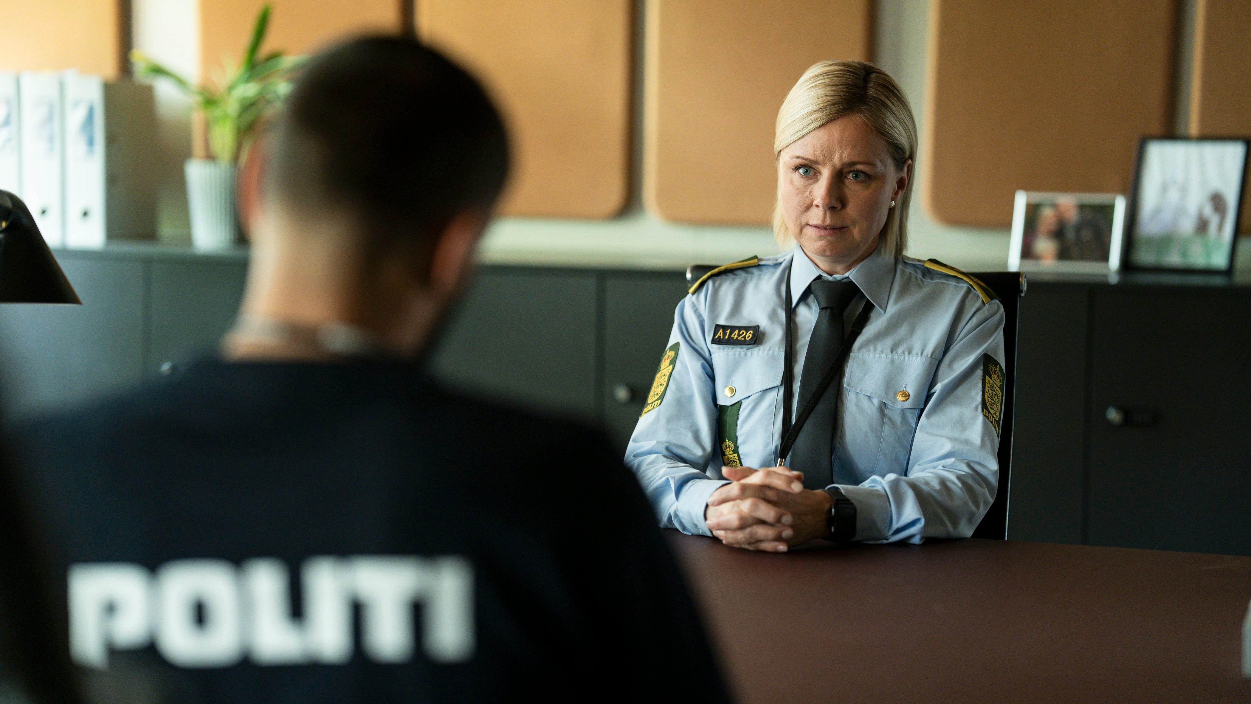 Lene Maria Christensen spiller Politiskolens rektor, Sanne, i DR-serien "Uniformen".