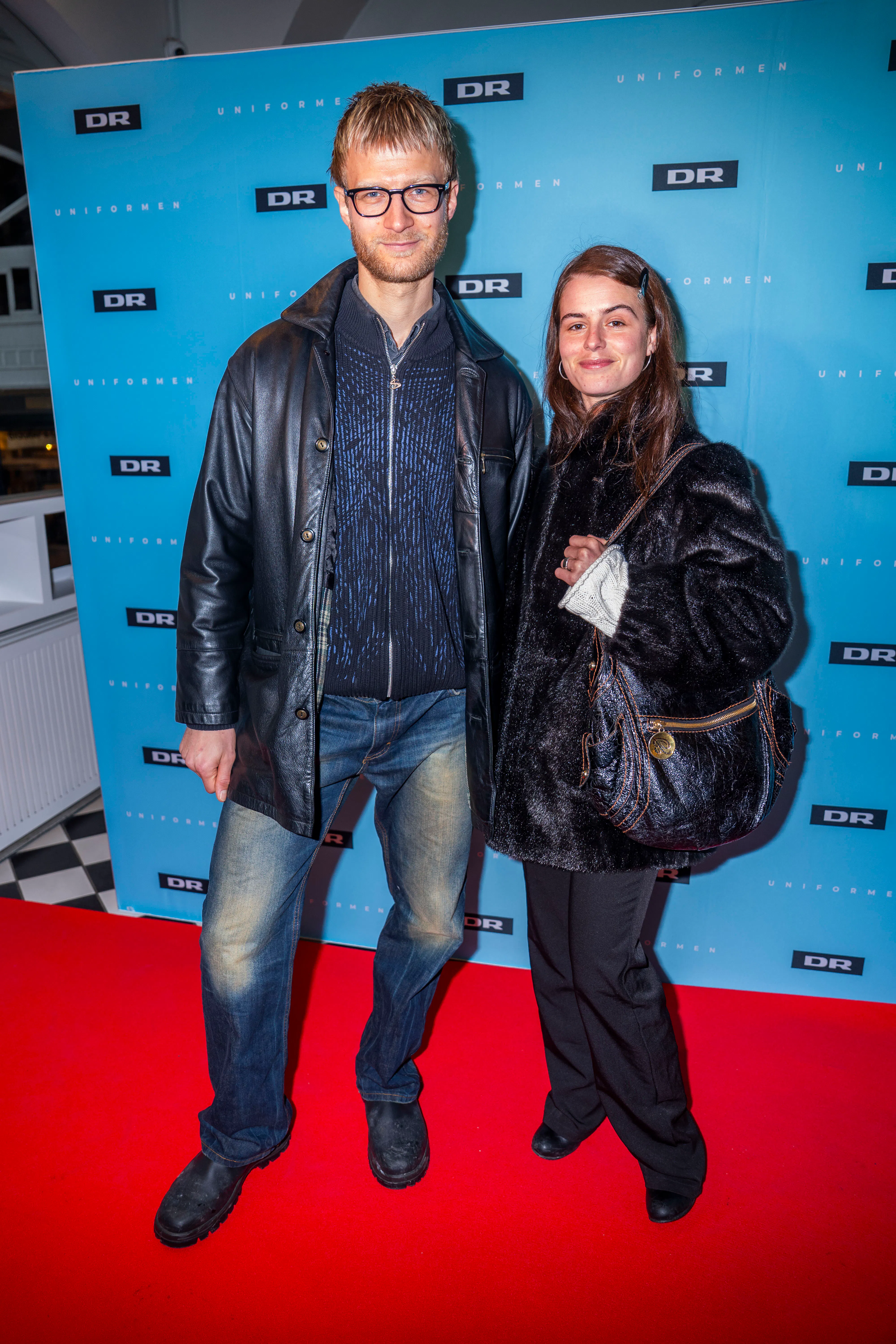 "Uniformen"-stjernen havde sin kæreste, skuespilleren Zoe Hertz, med til premiere på DR-serien.