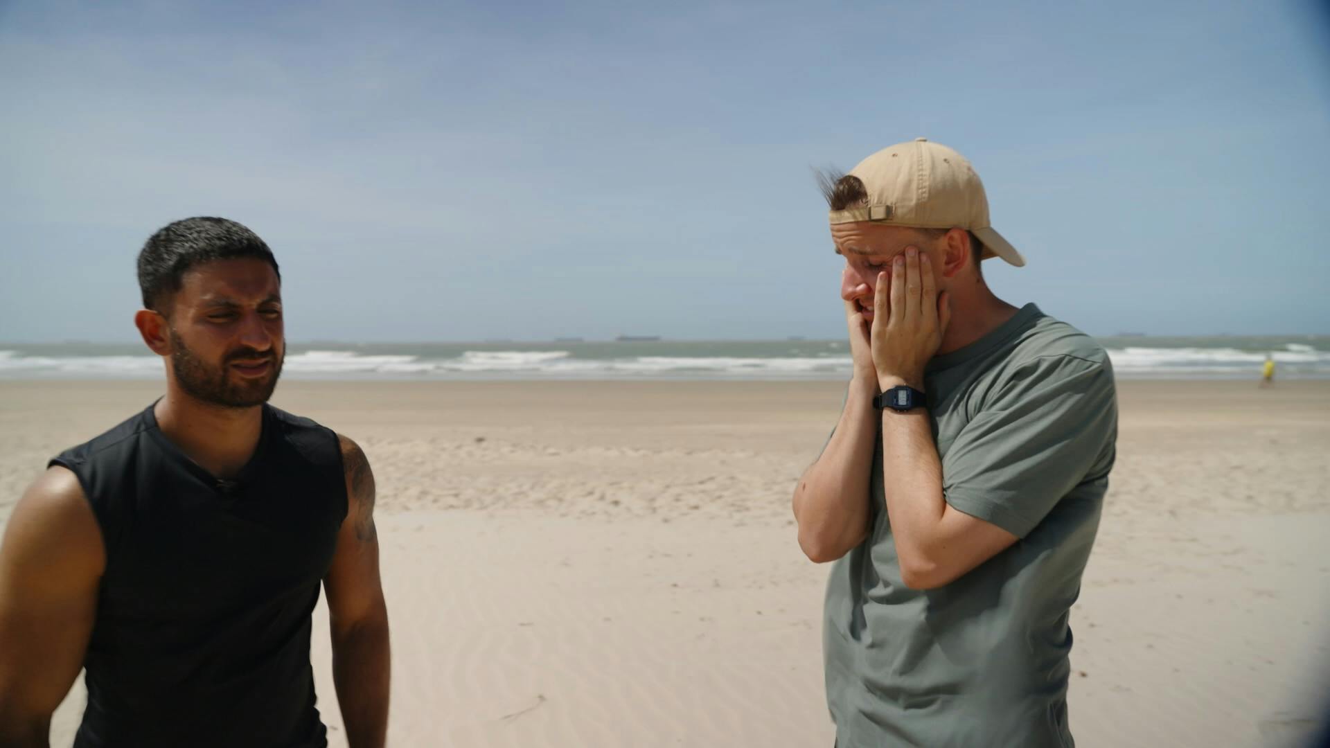 I over en halv time ledte Arian og Emil febrilsk efter deres penge. 