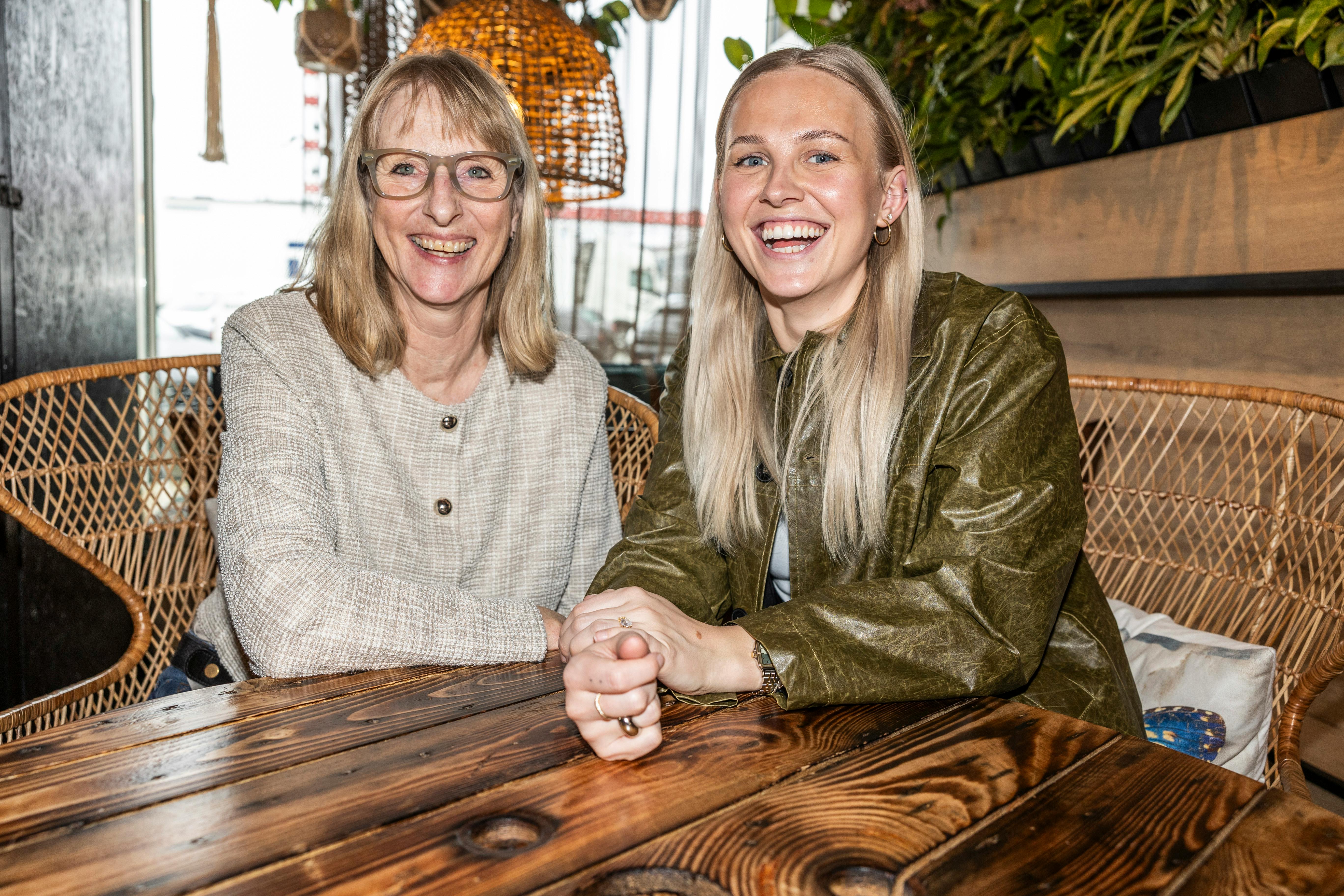 Dorte og Sofie medvirker sammen i "Først til verdens ende".
