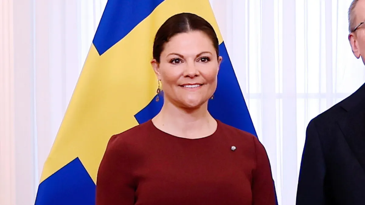 Første glimt af Victoria under udlandsrejse: Kronprinsessen gør sin ...