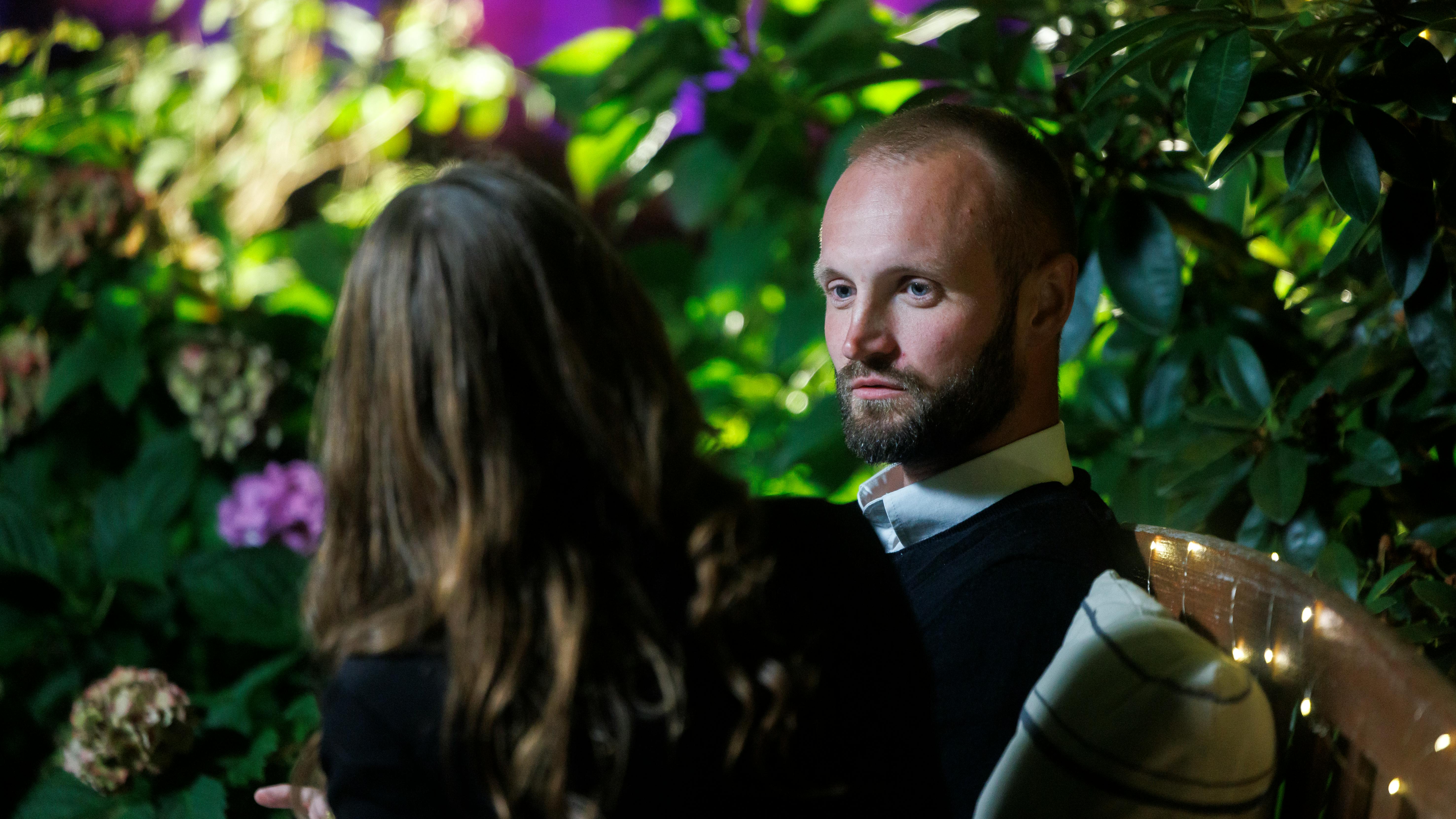 Christian kommer ikke så godt ud af sin snak med bejleren Emma.