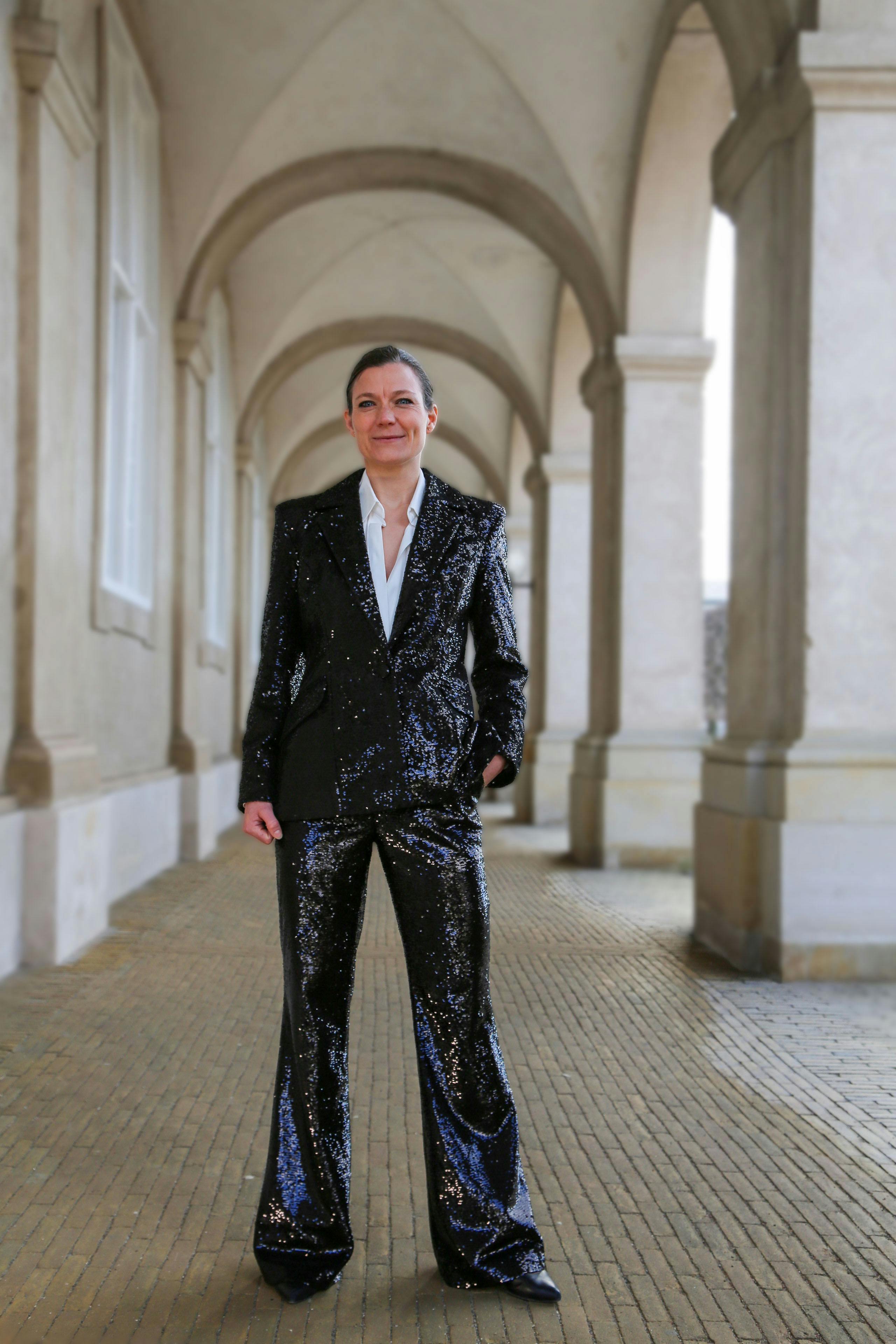 Lotte Rod i sit glimtende paillet-sæt.