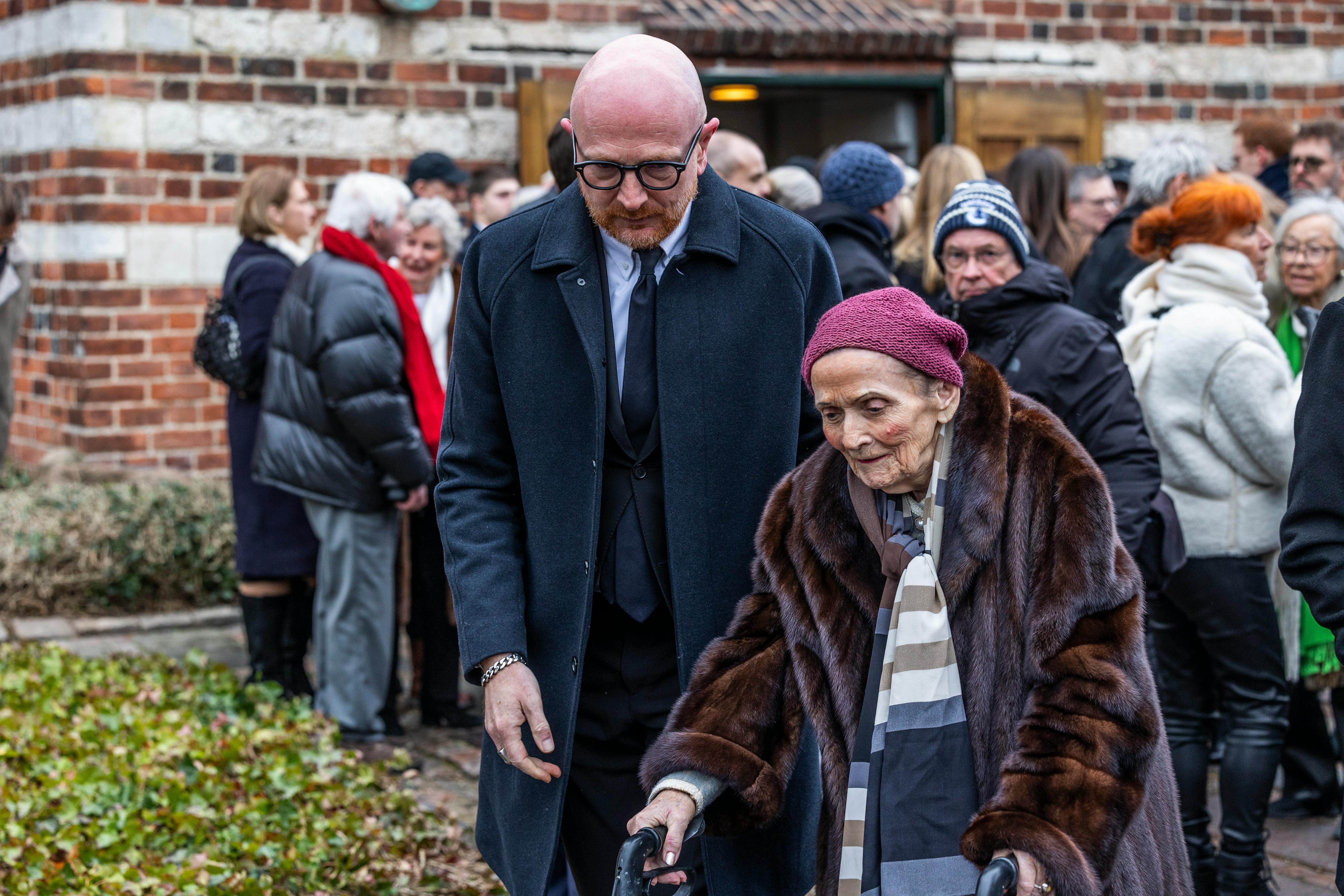 Mads Brügger med sin mor Ingeborg Brøgger i januar, da Suzanne Bjerrehuus blev bisat. 