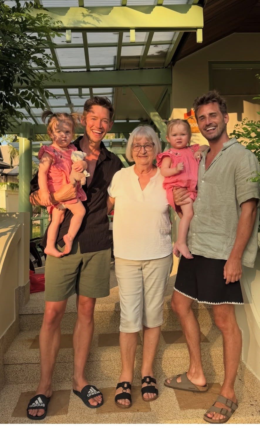 Morten Kjeldgaard med Emma, Frederik Haun med Nora og bedstemor Inge-Lise i midten.