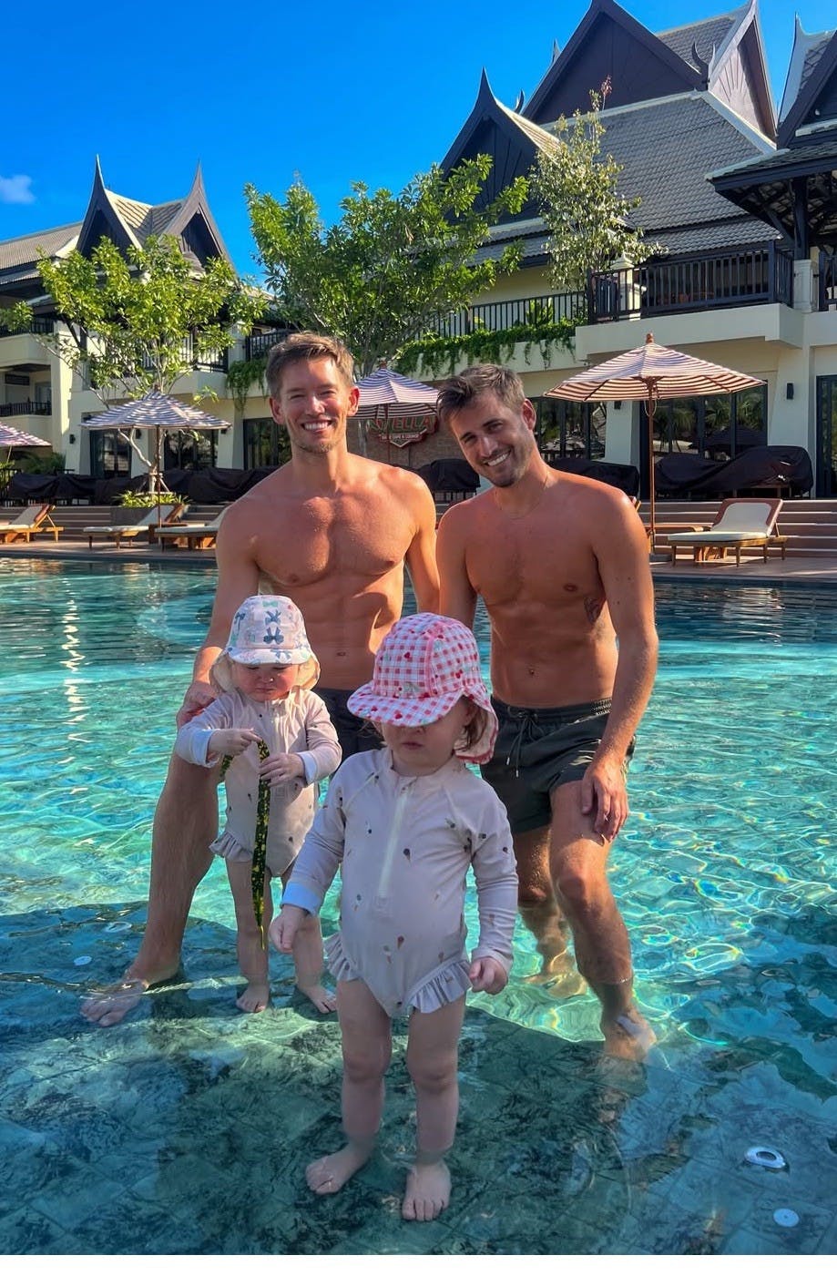 Morten Kjeldgaard og Frederik Haun med tvillingerne i Thailand.