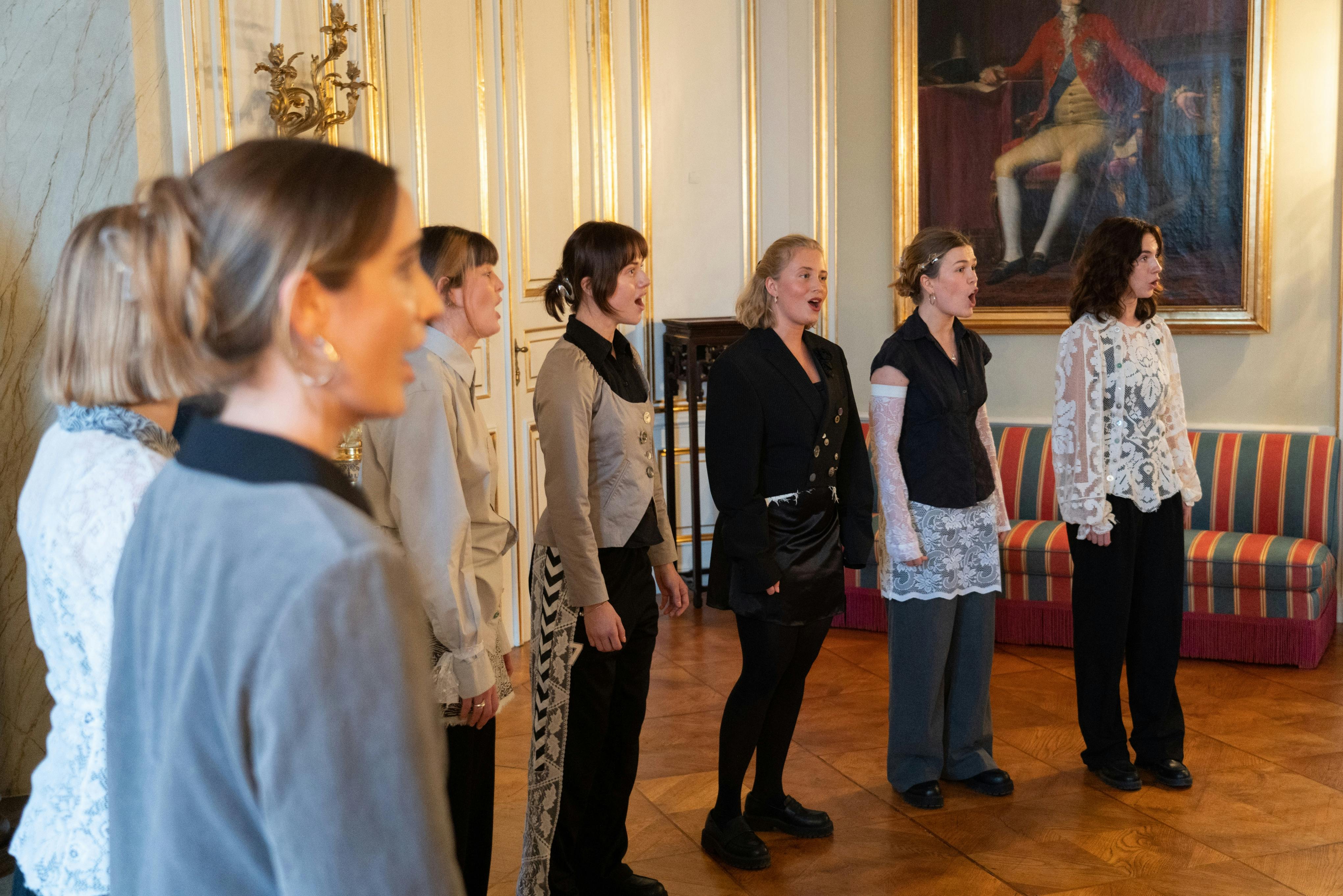 Vokalensemblet UngKlang optræder ved dronning Margrethes protektionsnytårskur i 2025.