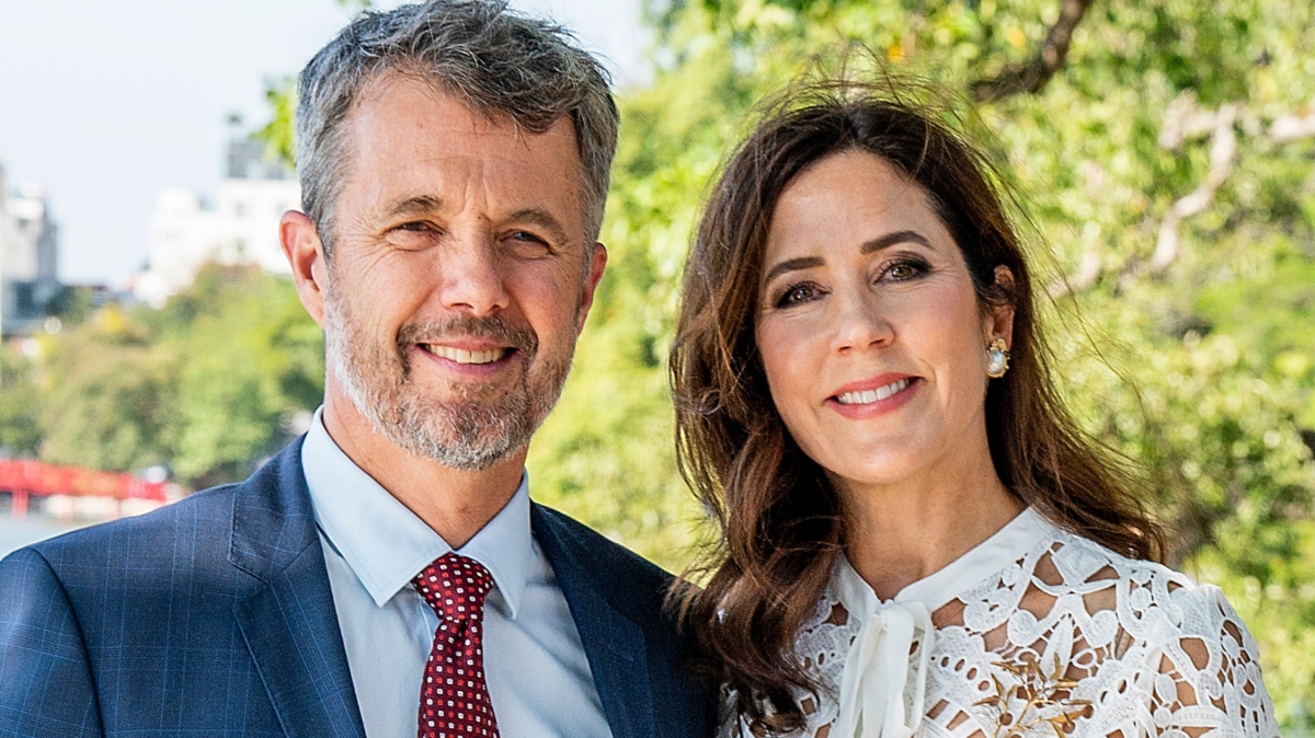 Store navne står klar med åbne arme: Kong Frederik og dronning Mary får et brag af en modtagelse | BILLED-BLADET