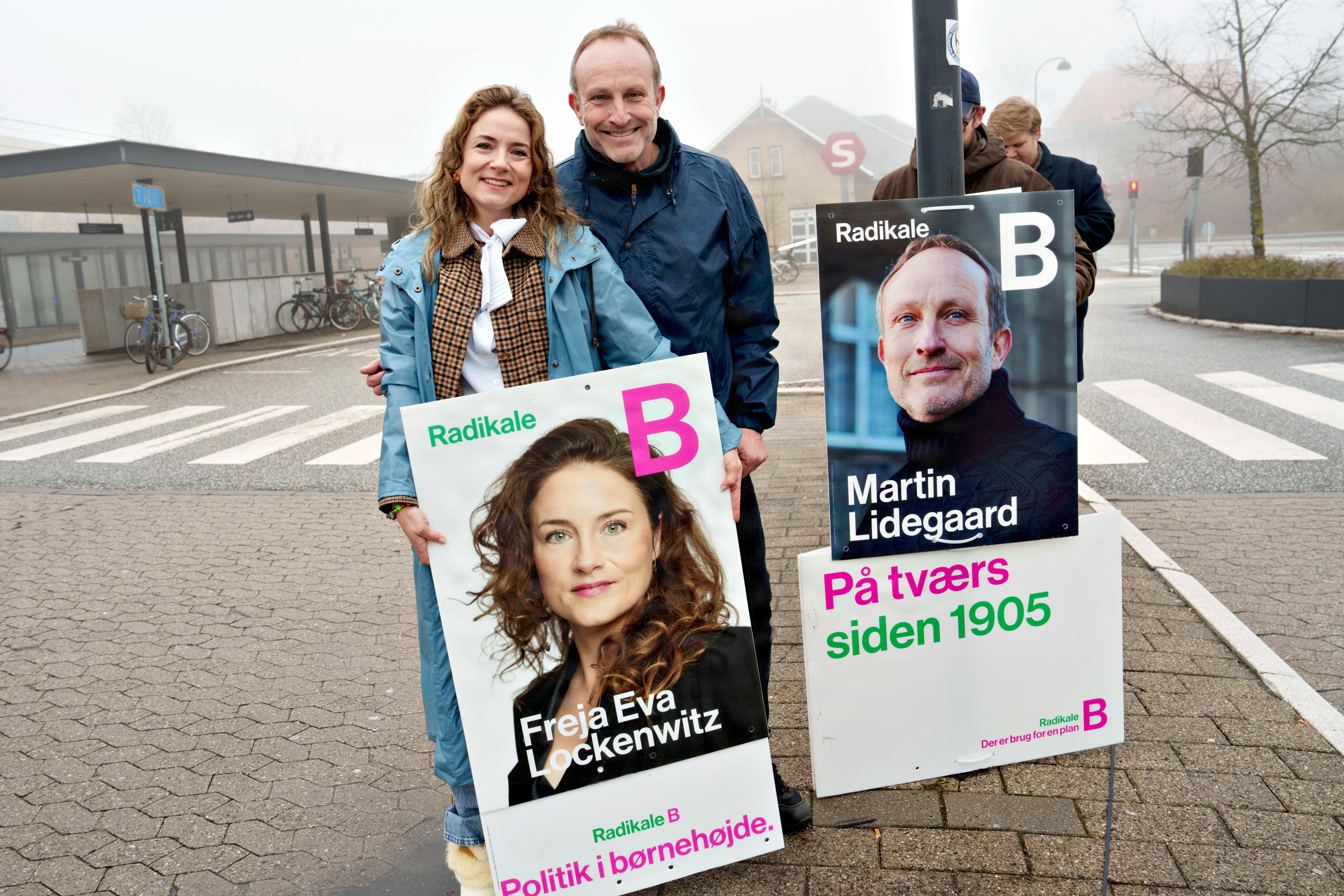 Freja Eva Lockenwitz hænger valgplakater op sammen med partiformand Martin Lidegaard.