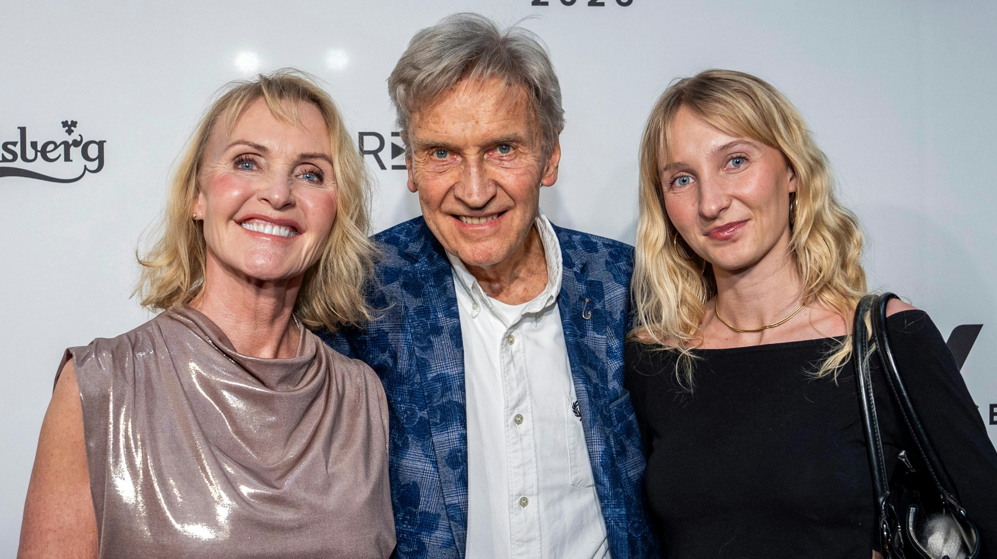 Jørgen de Mylius havde selskab af hustruen Inger og datteren Rose til TVPRISEN 2026.