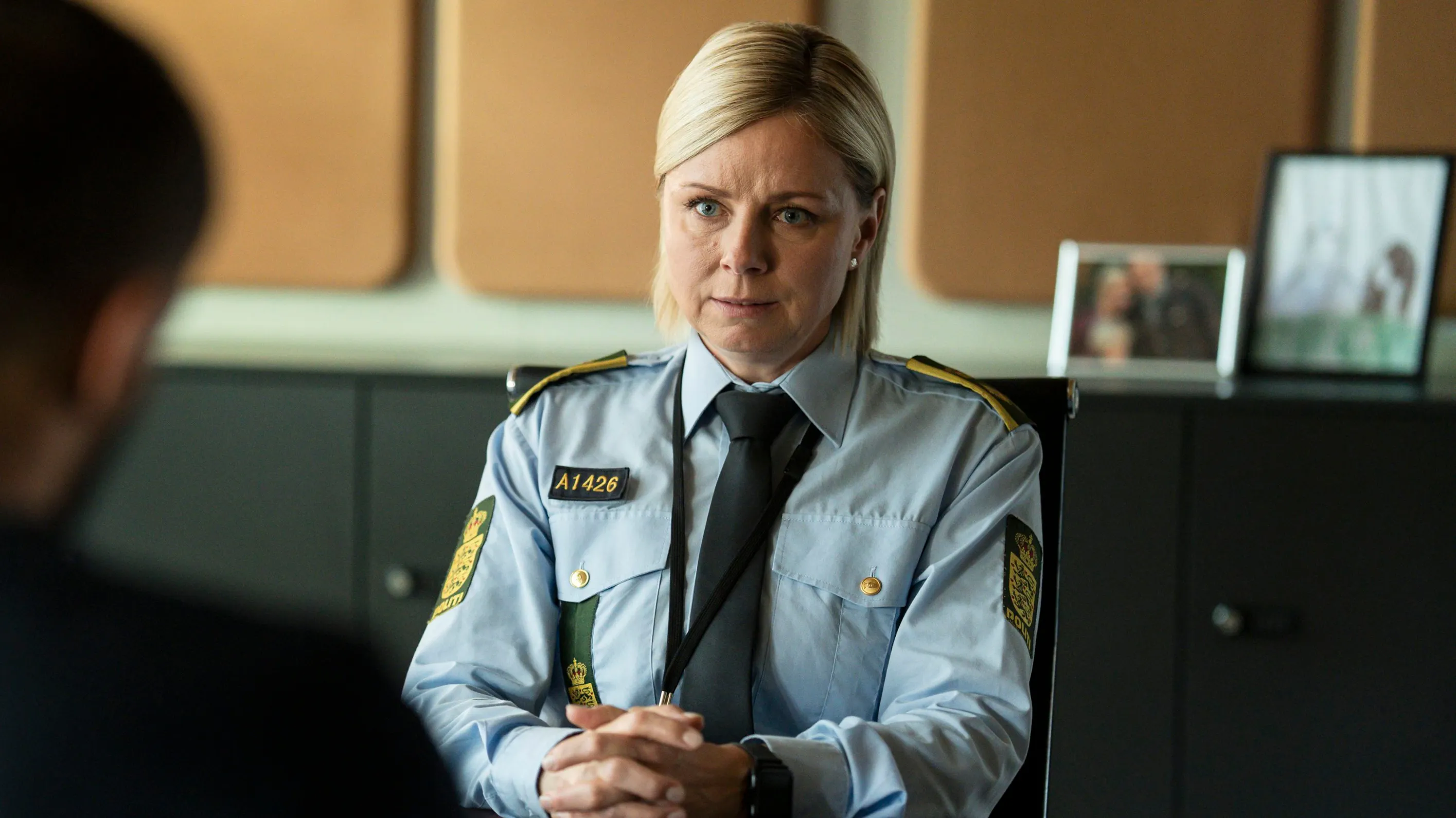 Lene Maria Christensen har hovedrollen som politiskolens rektor, Sanne, i DR-serien "Uniformen". 
