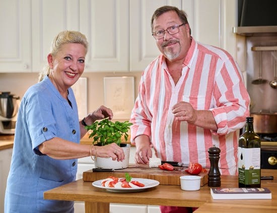 Anette og James Price i deres køkken hjemme i Hørsholm.