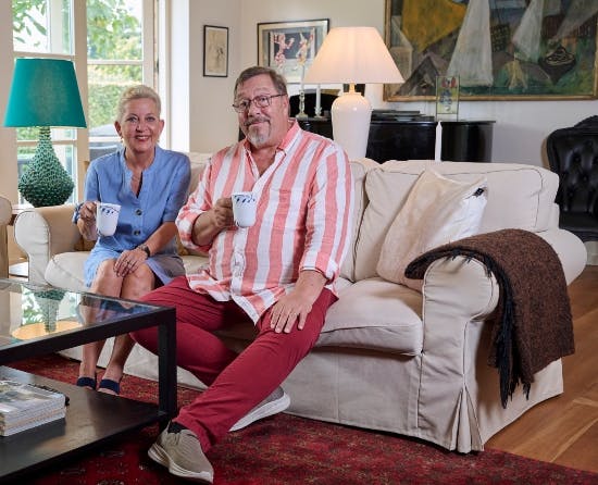 Anette og James Price i deres hyggelige stue i huset i Hørsholm.