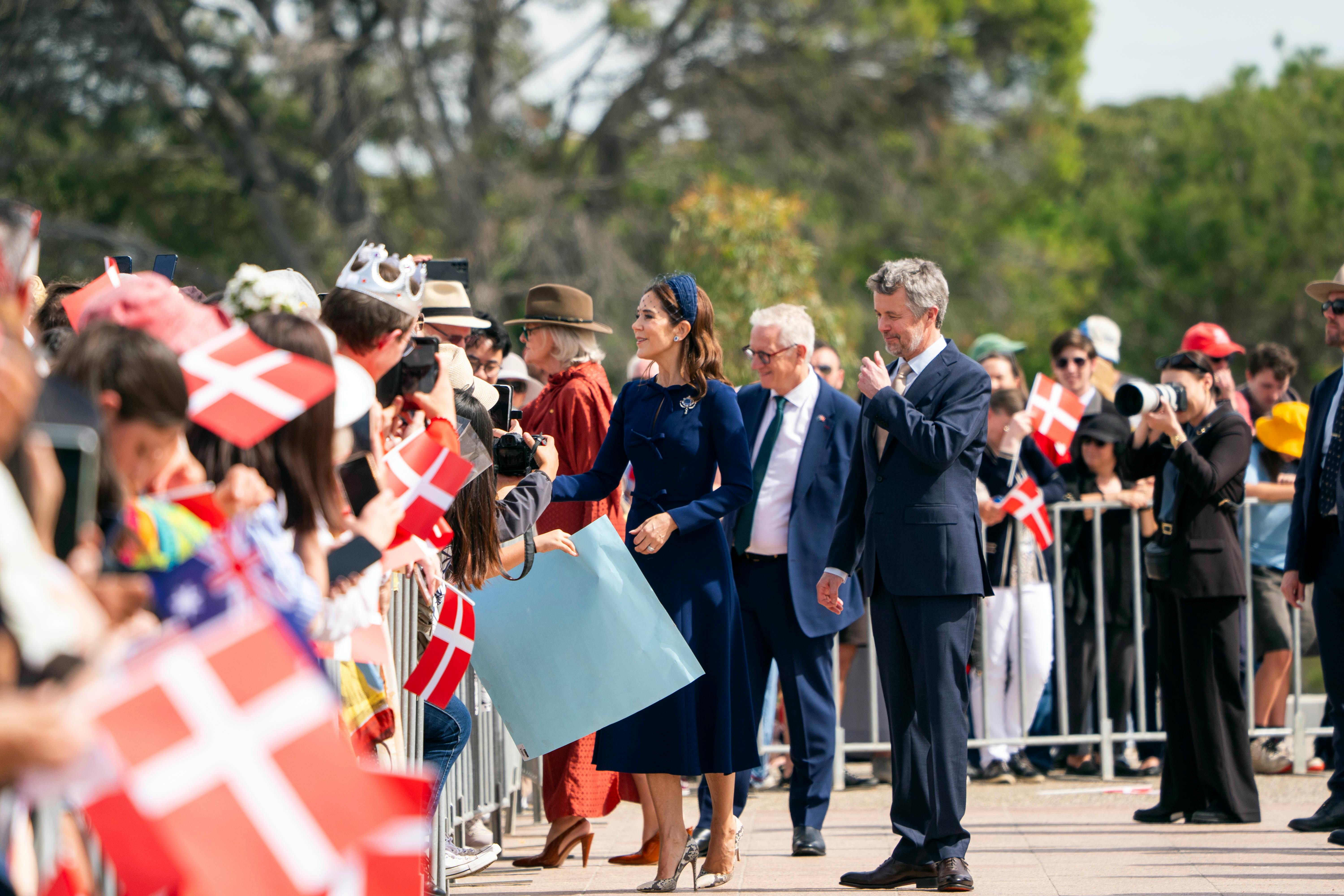 Statsbesøg AustralienDronning Mary og Kong Frederik. War MemorialKranselæggelse ved den ukendte soldats grav