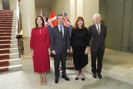 Kongeparret blev officielt budt velkommen til Melbourne af guvernør Margaret Gardner og professor Glyn Davis i Government House Victoria.