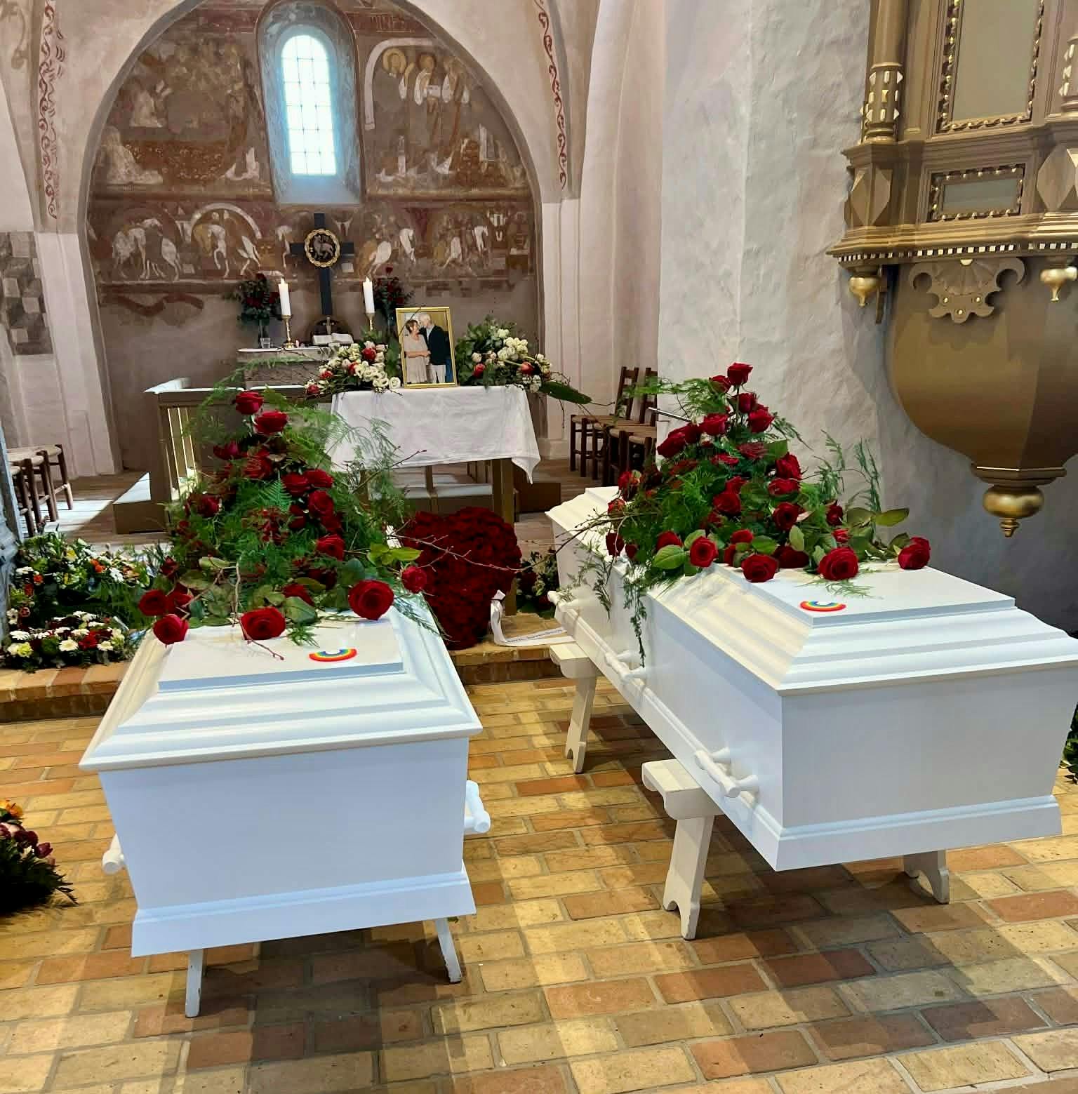 Carsten Vagn Hansen og hustruen Joan kisten ved fælles begravelse 14. marts 2026.