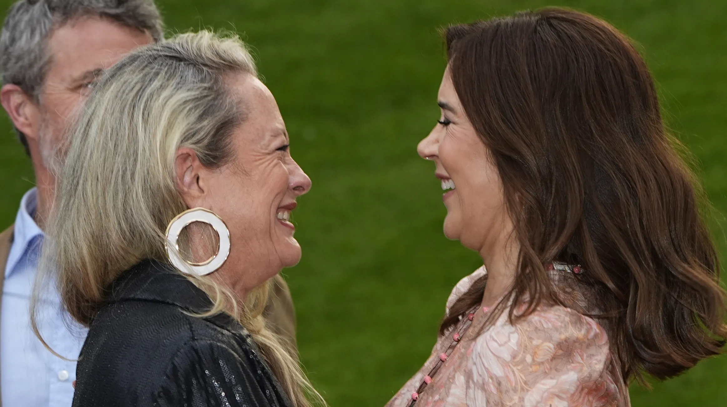 Gensynsglæden var stor mellem dronning Mary og Amber Petty.