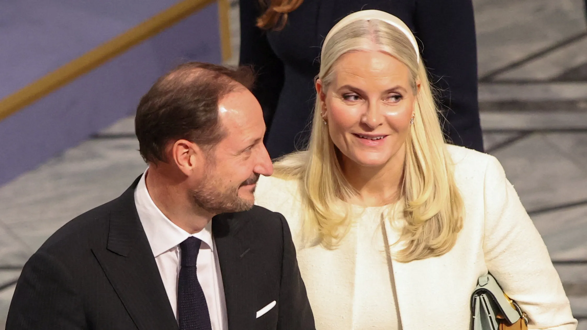Kronprinsesse Mette-Marit og kronprins Haakon holdt i hånd: Sender et klart signal | BILLED-BLADET
