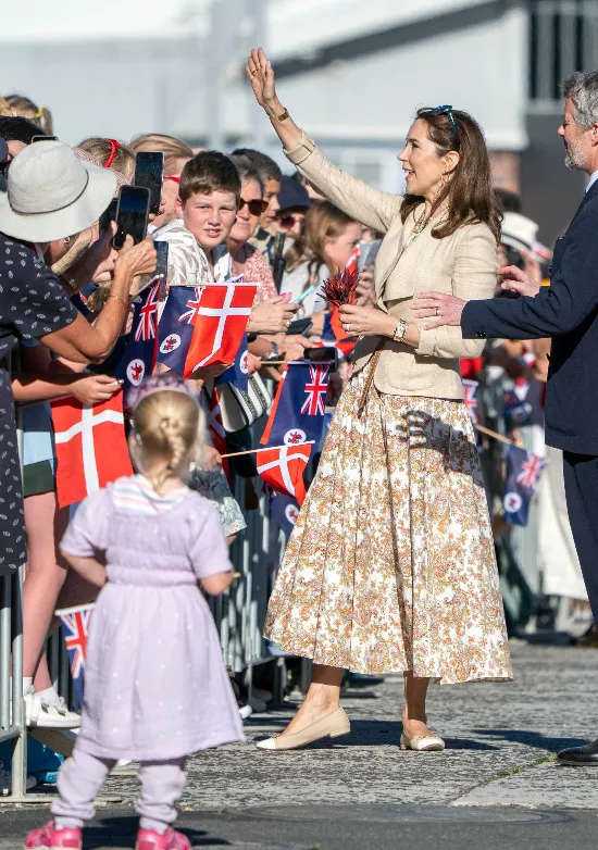 Også Mary så ud til at være glad  for at se det grønlandske flag blandt de danske og australske flag.