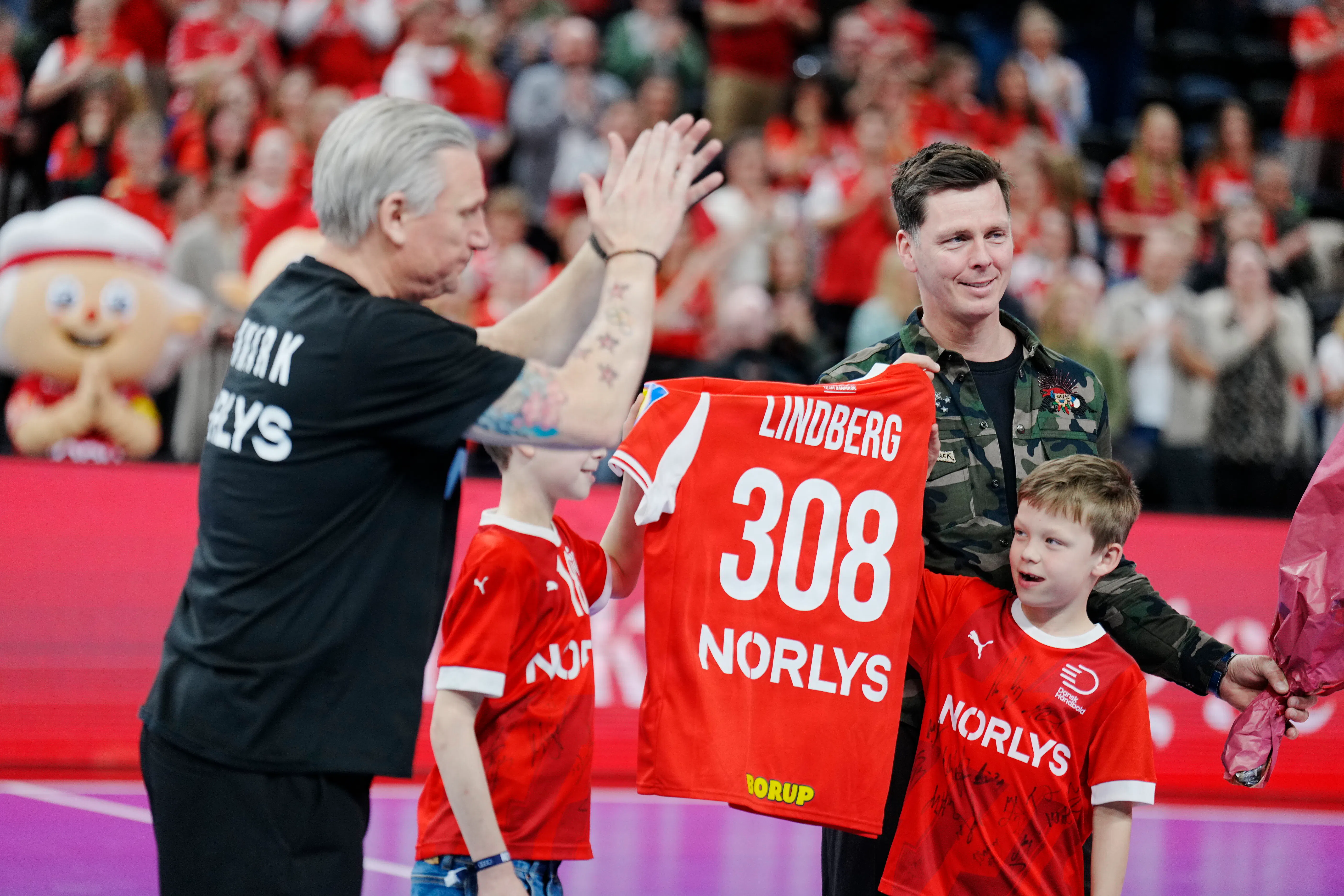 Se de rørende billeder fra Hans Lindbergs hyldest.