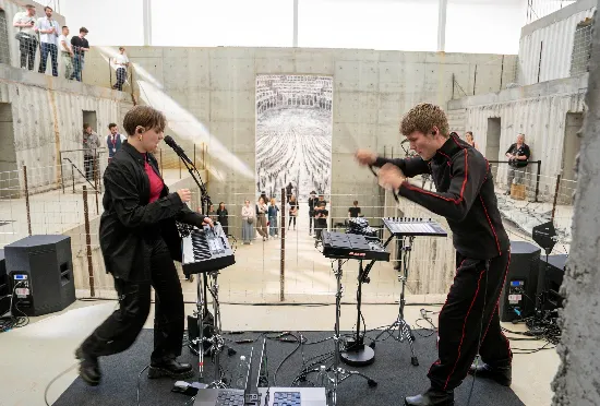 Line Gade og Sebastian Igens udgør popduoen ROYA, som er hotte på den internationale scene, og som spillede minikoncert både til kongeparrets returarrangement i Melbourne og på museet MONA på Tasmanien.