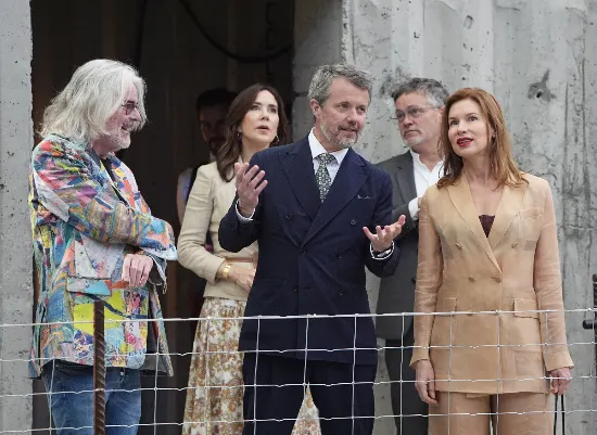 Frederik og Mary var i godt selskab med David Walsh, der bar en farvestrålende jakke, og Kirsha Kaechele.