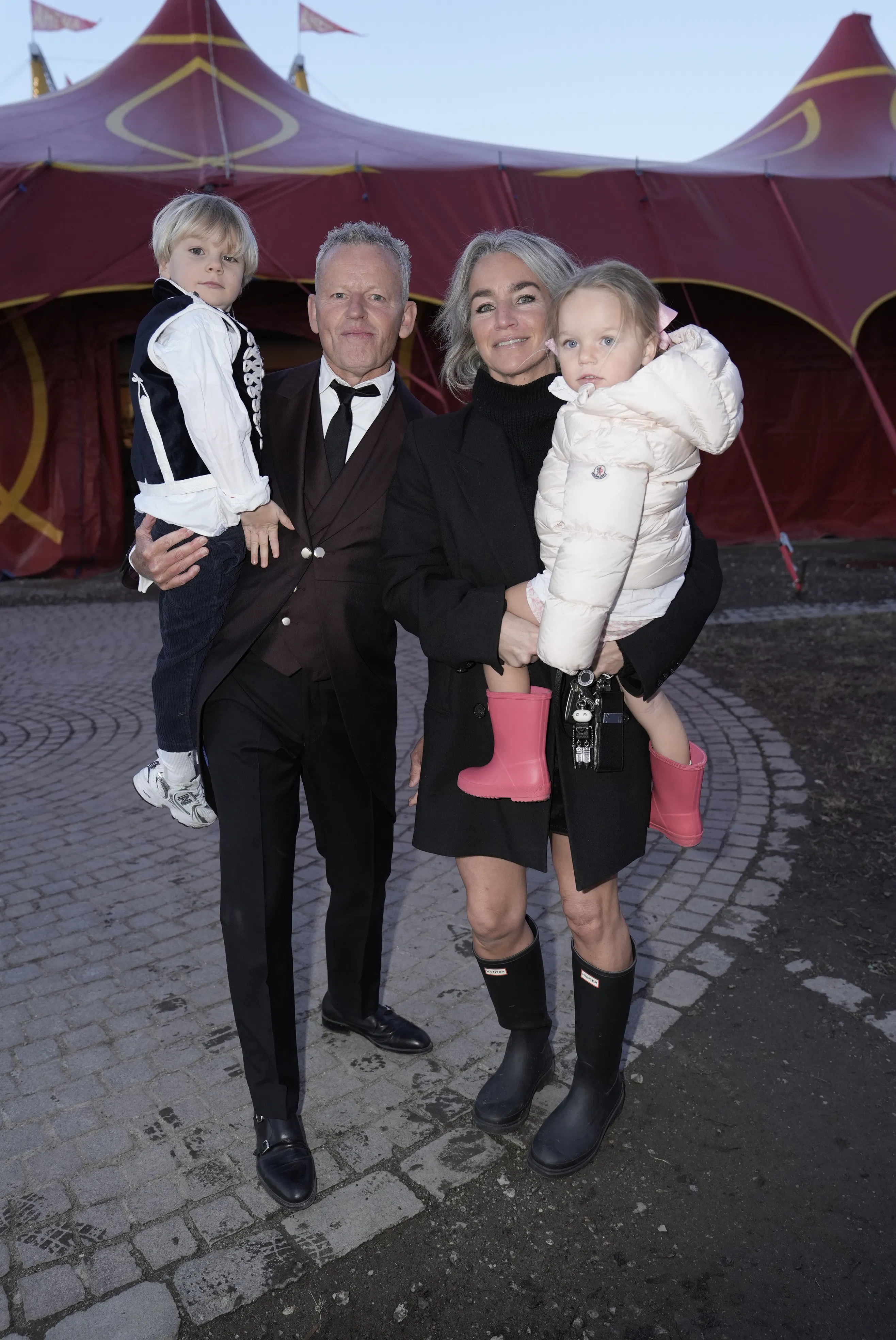 Bubber og Signe med deres to børn.