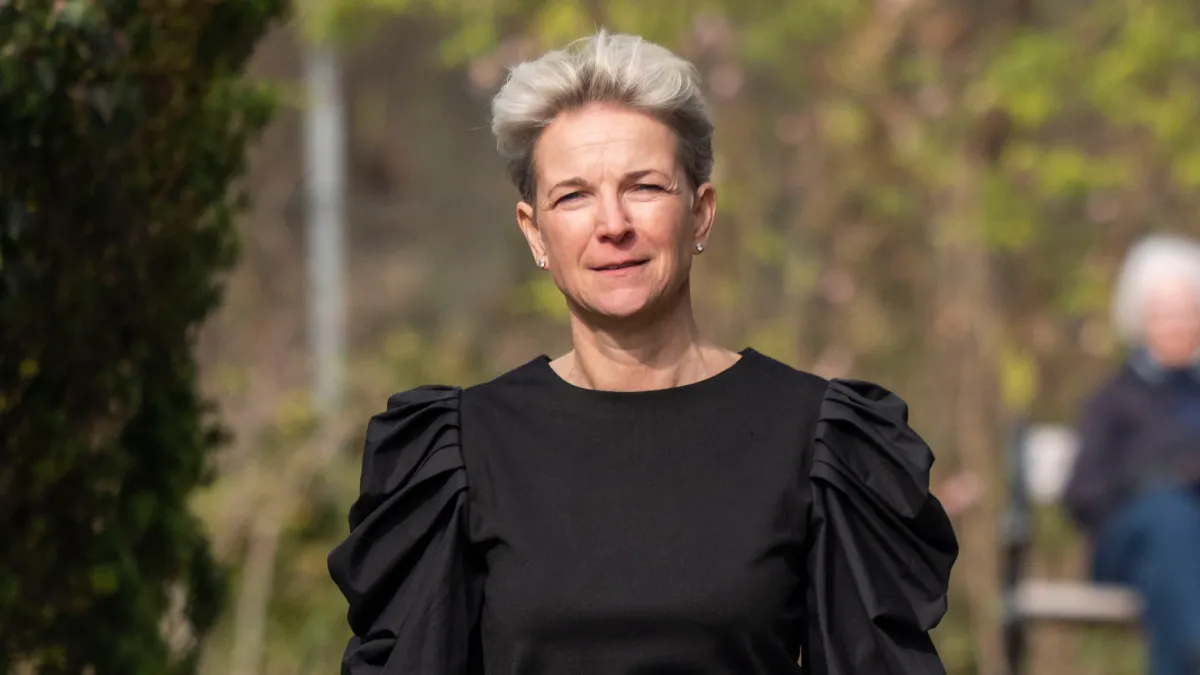 Alexa Bruun Rasmussen ved ankomsten til begravelsen.