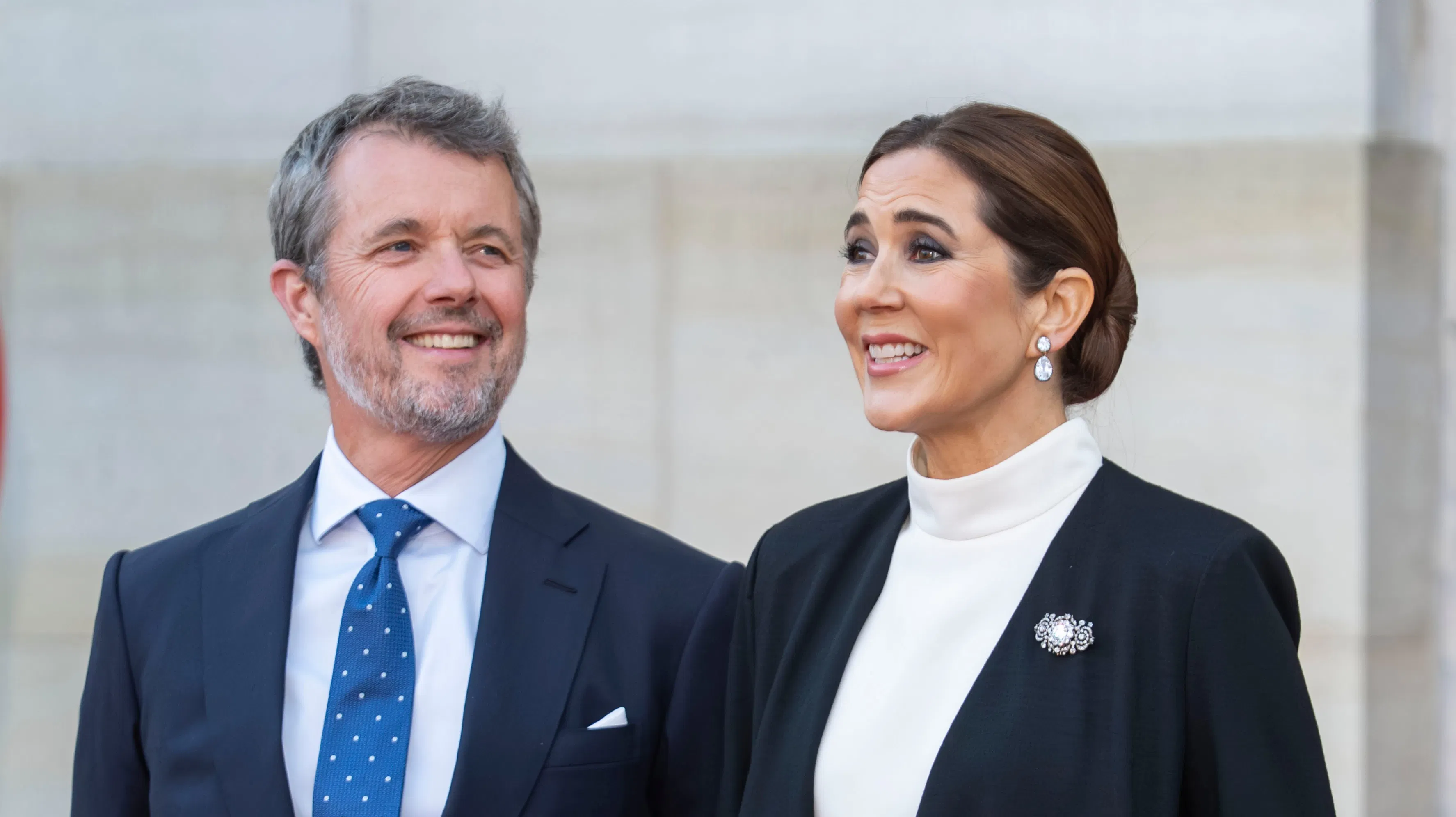 Fra økse til middelalderkande: Disse pudsige gaver modtog kongefamilien i 2025 | BILLED-BLADET