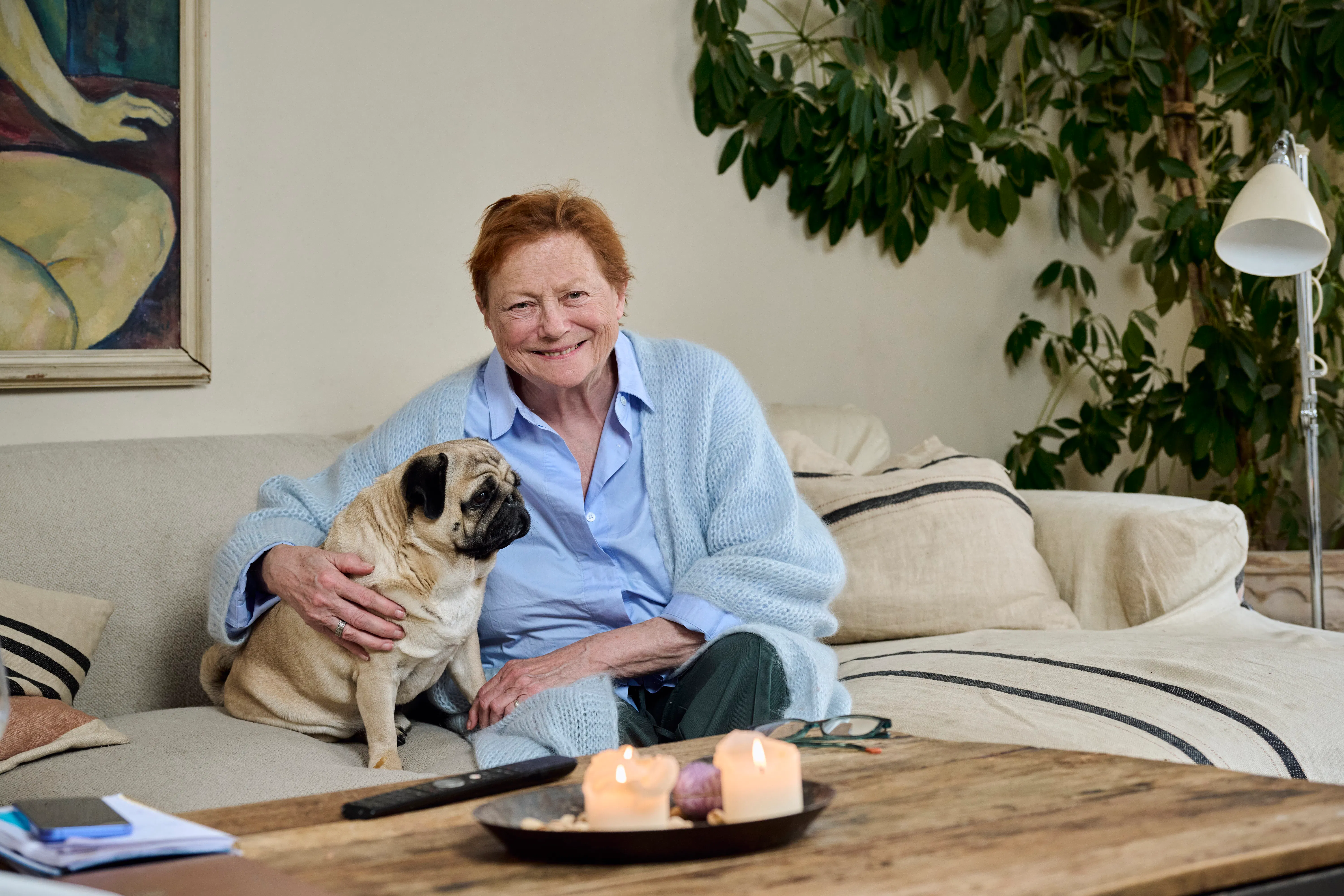 Lisbet Dahl med menneskets bedste ven, hunden, der i dette tilfælde er mopsen Monty.