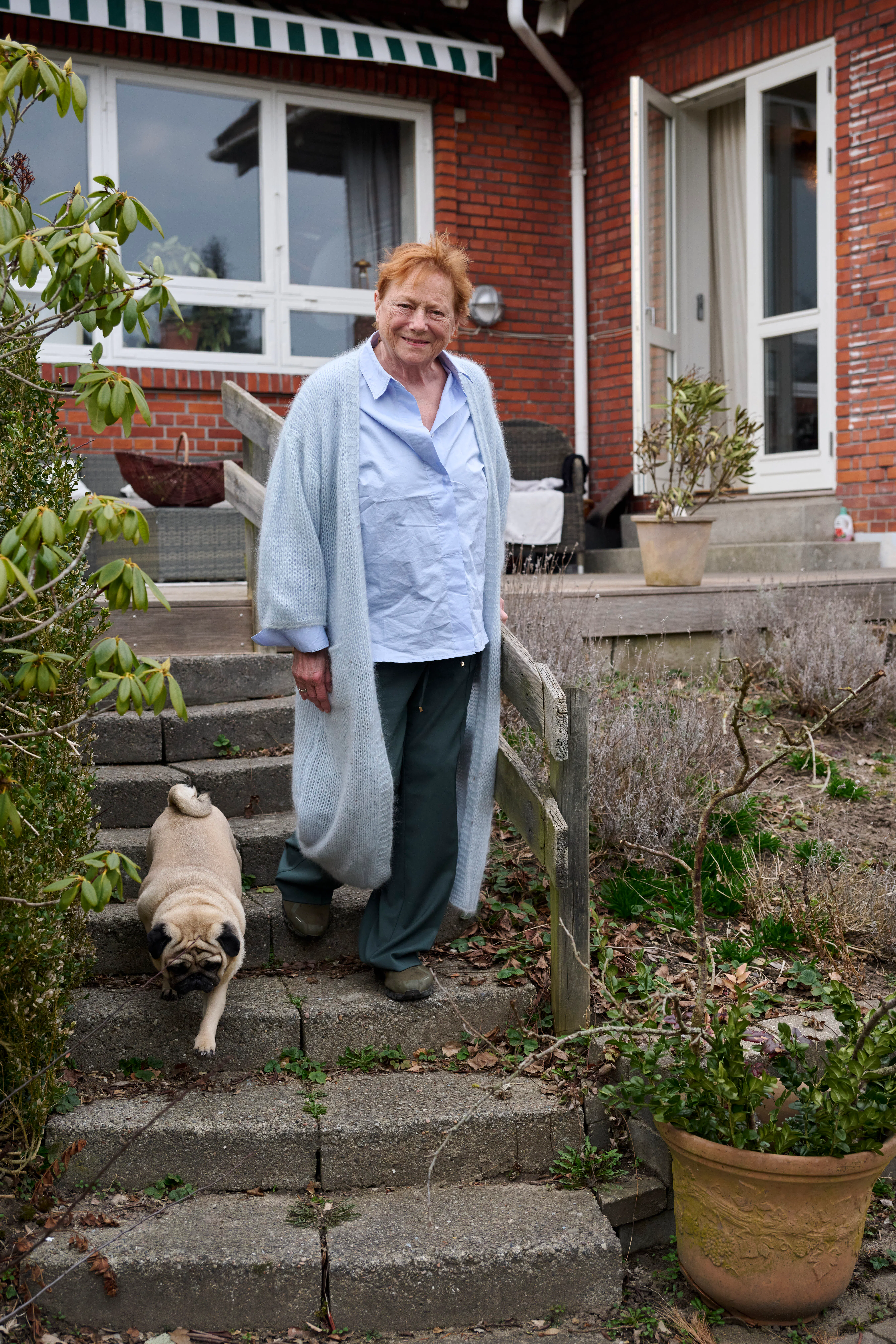 Lisbet Dahl og vovsen Monty på vej ned til haven.