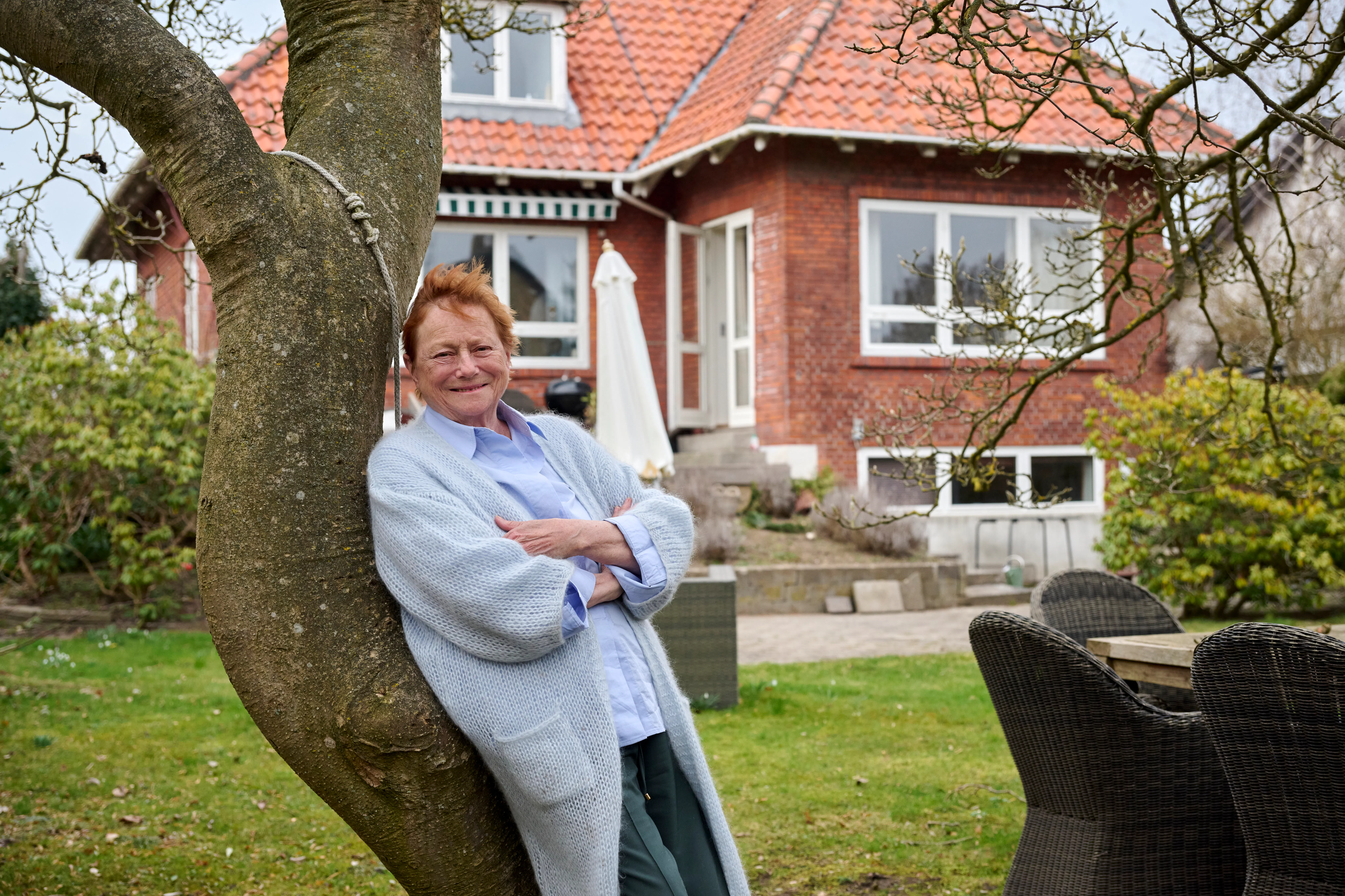 Lisbet Dahl foran sin villa i Gentofte.