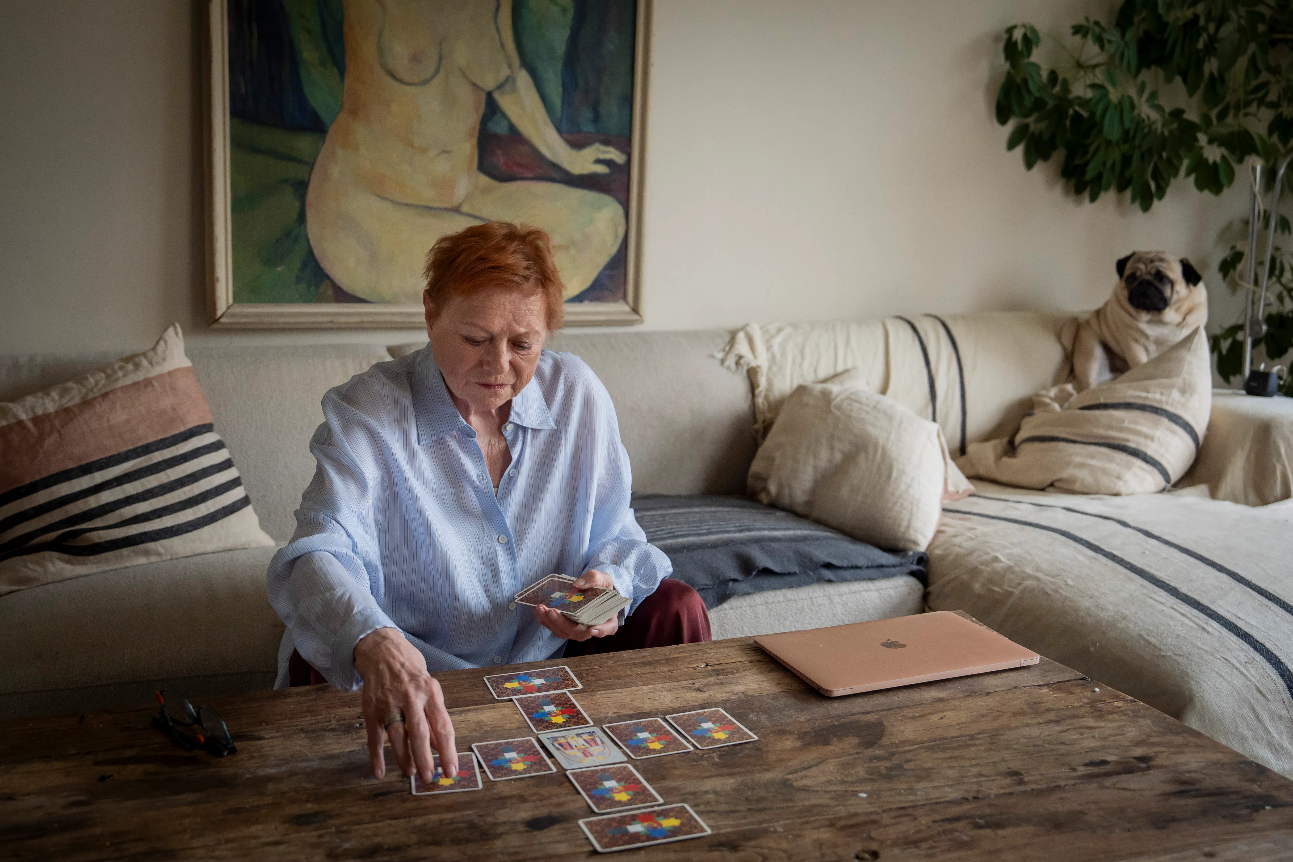 Lisbet Dahl lægger tarotkort. 
