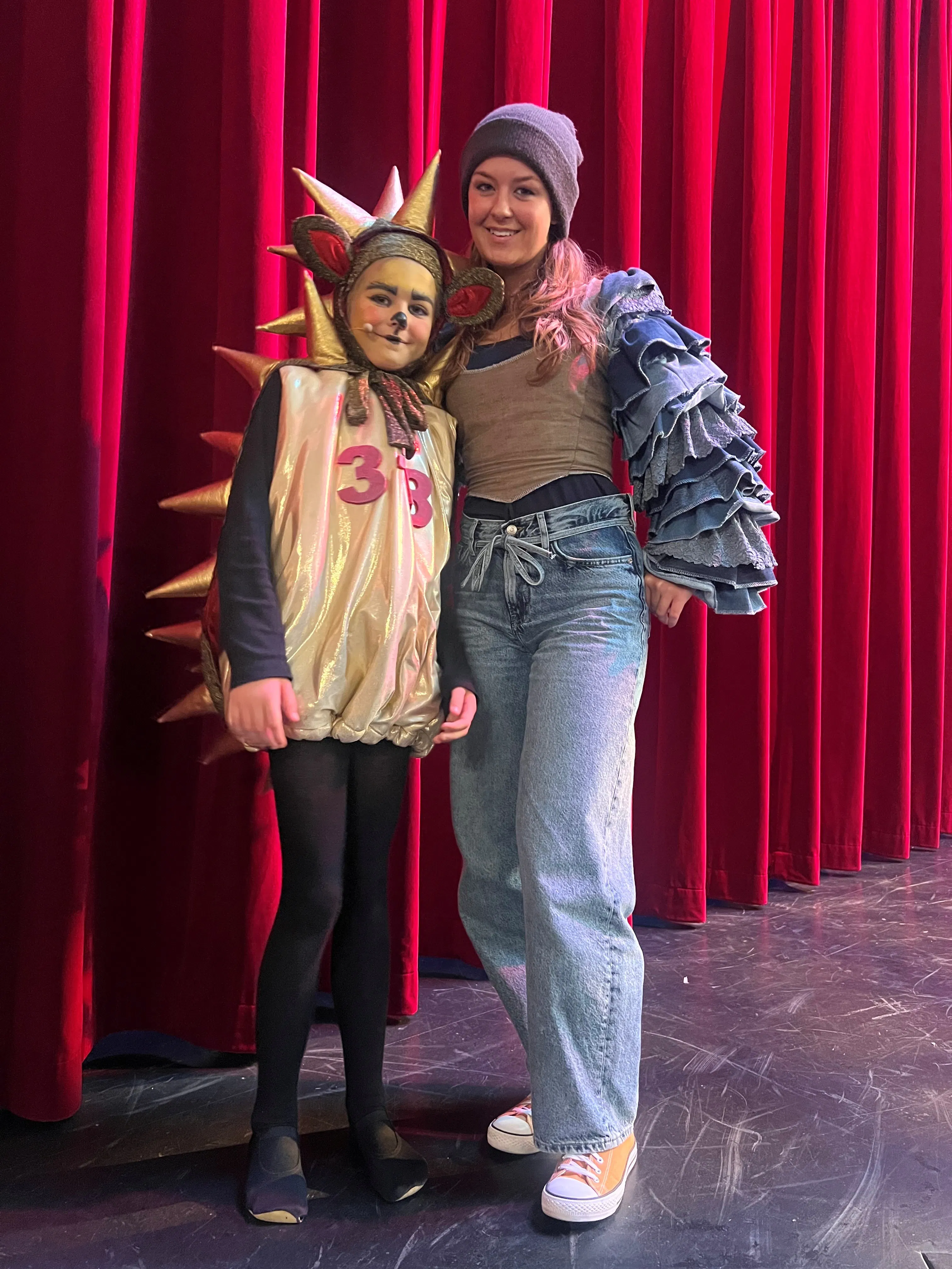 Andrea gav den sidste år som pindsvin i "Alice i Eventyrland". Camilla Dalsgaards lillesøster var også med, og det er hun også nu, hvor forestillingen er rykket til Det Ny Teater.