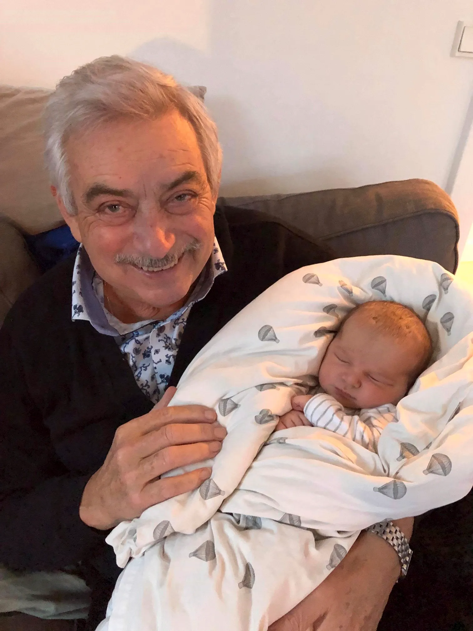 En stolt og rørt Johnny Reimar med oldebarnet Aksel, der kom til verden i februar 2019.