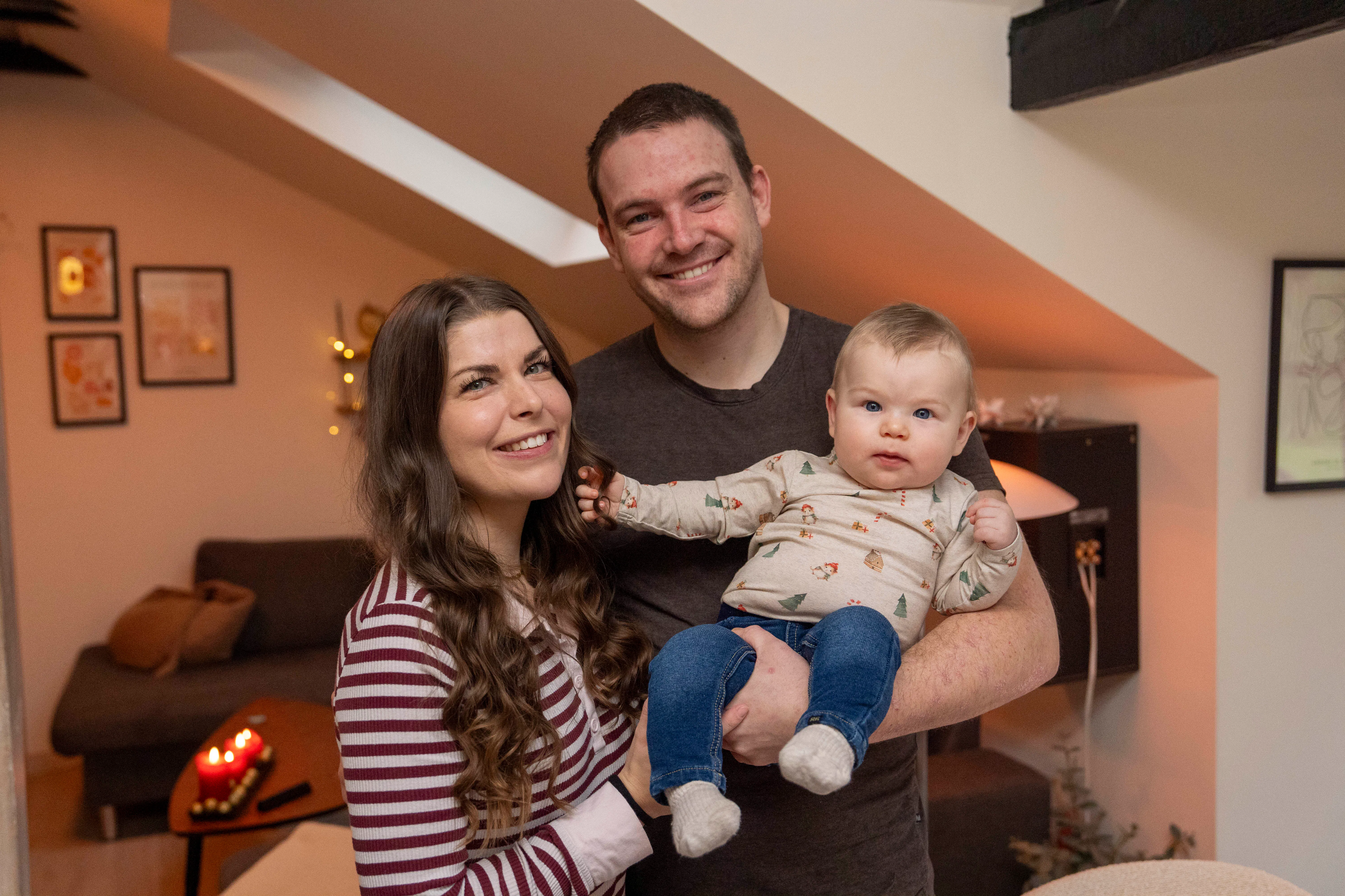 Emilie og Anders mødte hinanden i "Kærlighed hvor kragerne vender" og er i dag forældre til lille Oscar, som Samuel for længst har mødt. 