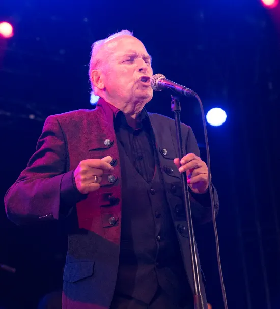 Peter Belli.