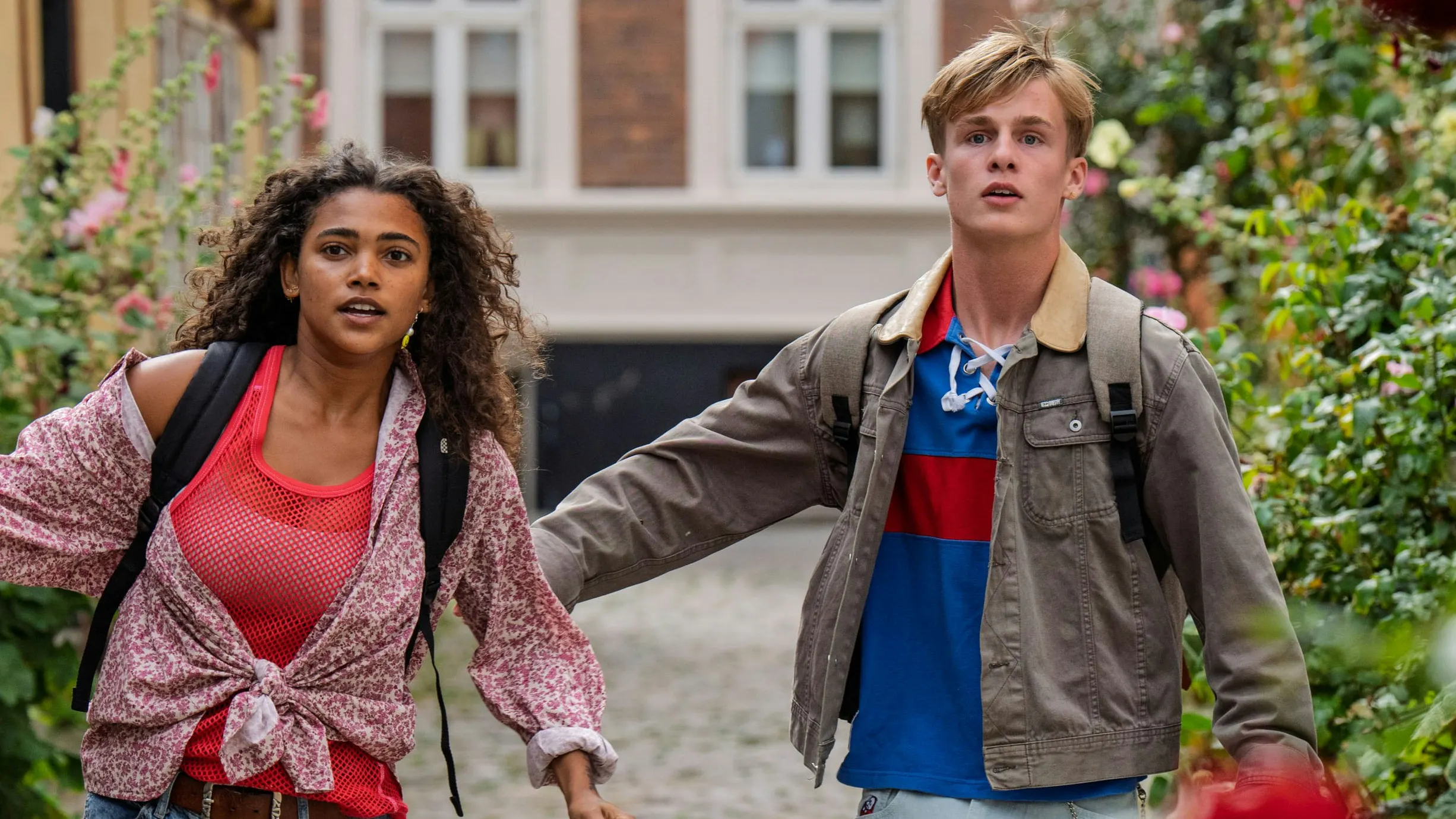 Sarah Halfani Madsen og Frode Emil Bilde Rønsholt spiller Caroline og Eik i "Sommerdahl". 