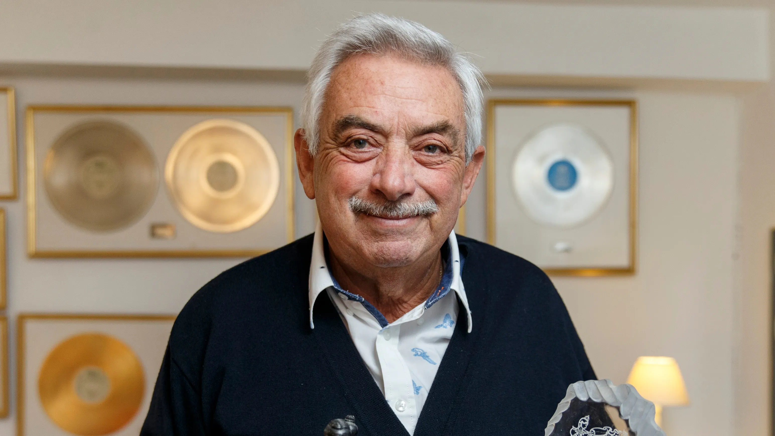 Johnny Reimar, som døde 4. april 2026, bliver hyldet på tv. 