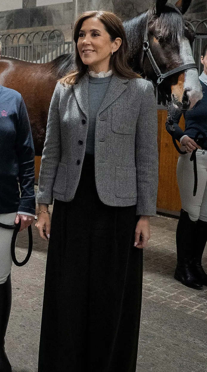 Dronning Mary på staldbesøg i stilfuld blazer: Sidst vi så den var på prinsesse Josephine | BILLED-BLADET
