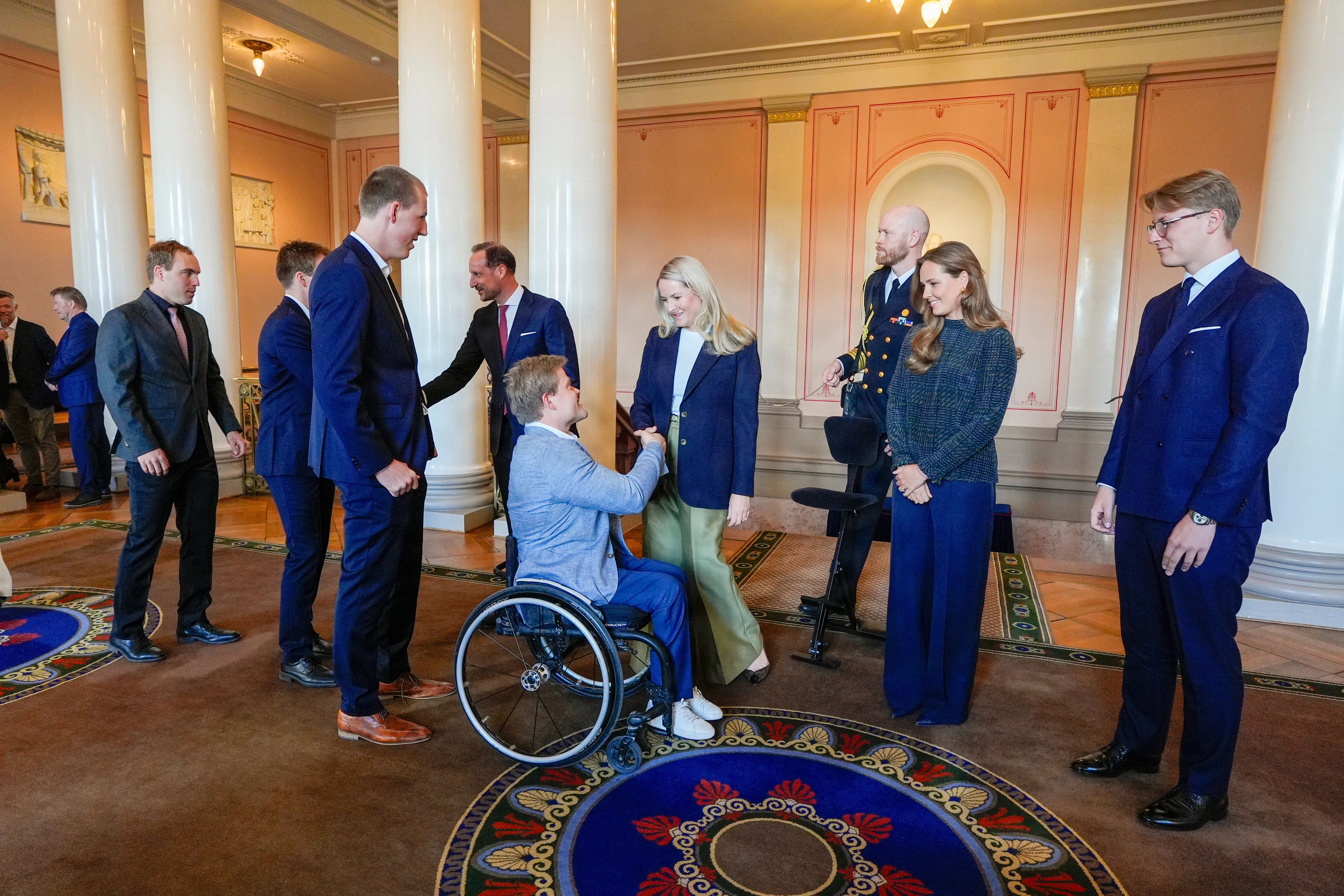 Oslo 20260410. The Crown Prince Family holds a reception for the Norwegian athletes from the Paralympics in Milano Cortina 2026 at the Palace on Friday. Here Mette-Marit greets Jesper Saltvik Pedersen Photo: Lise Åserud / NTB / POOL