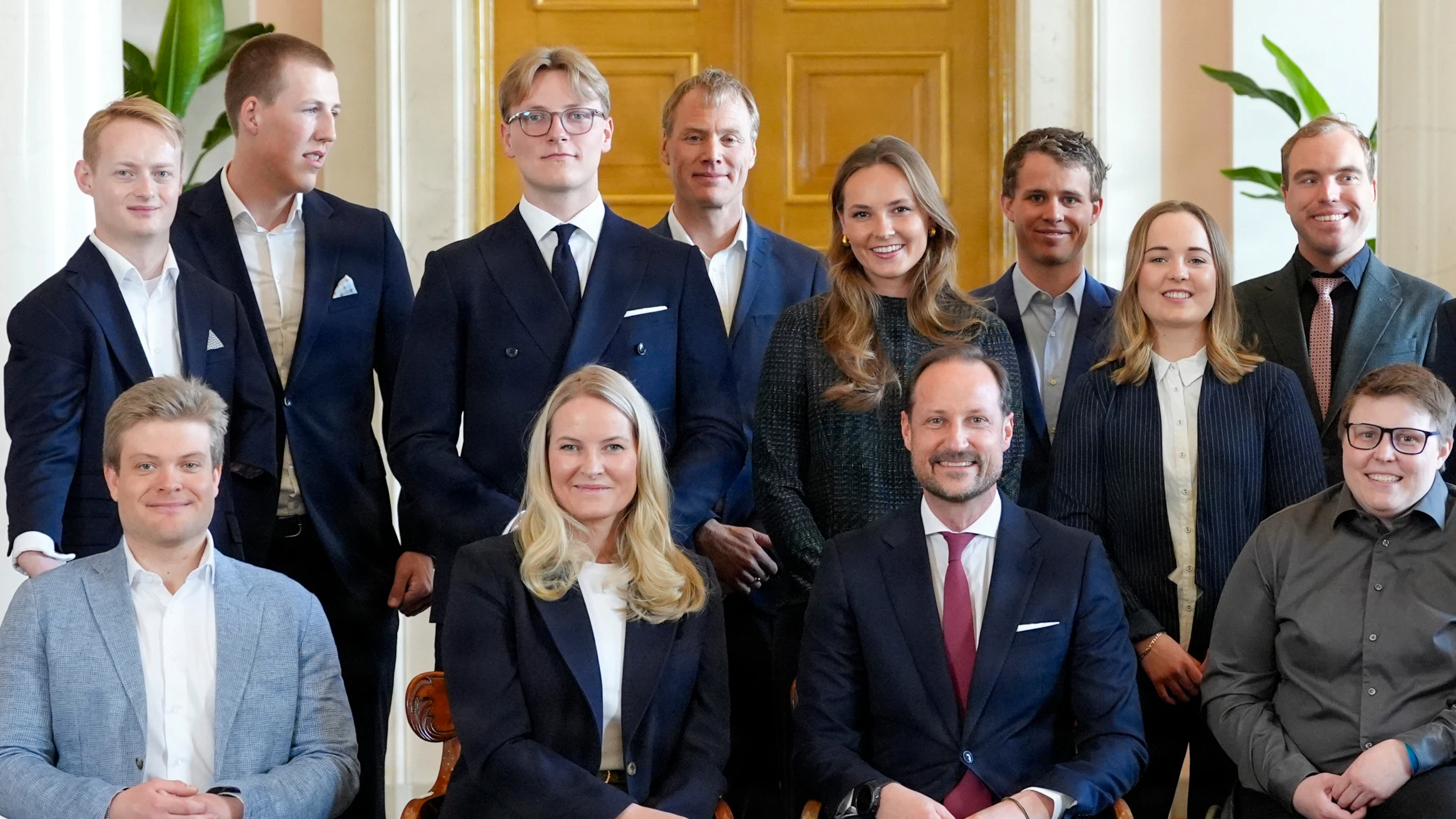 Et sjældent syn: Den norske kronprinsfamilie samlet for første gang i ...