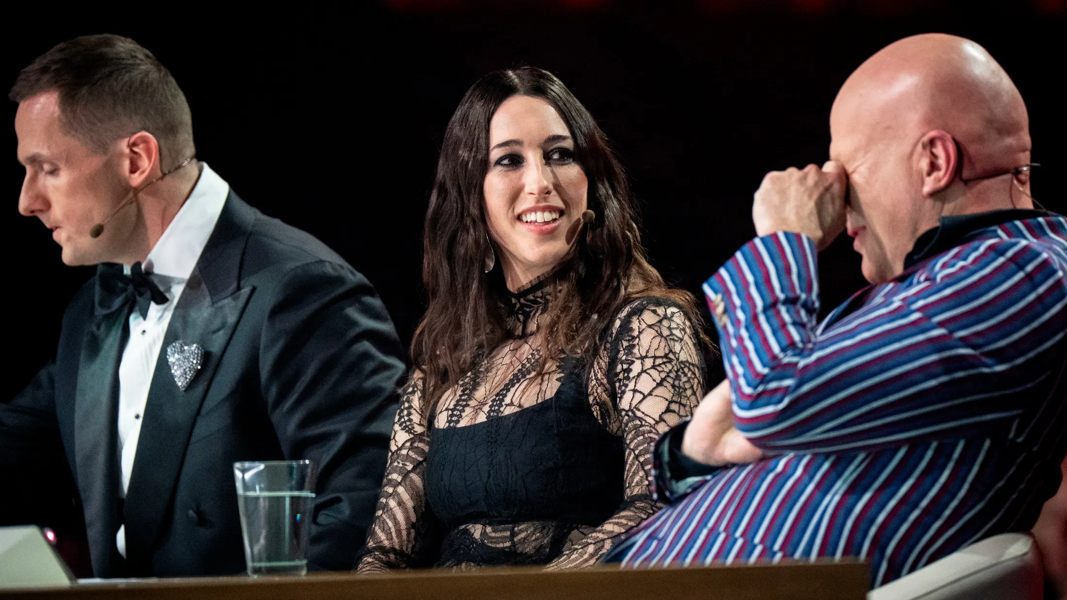 Drew Sycamore bar en sort heldragt fra Elsa Adams til "X Factor"-finalen. 