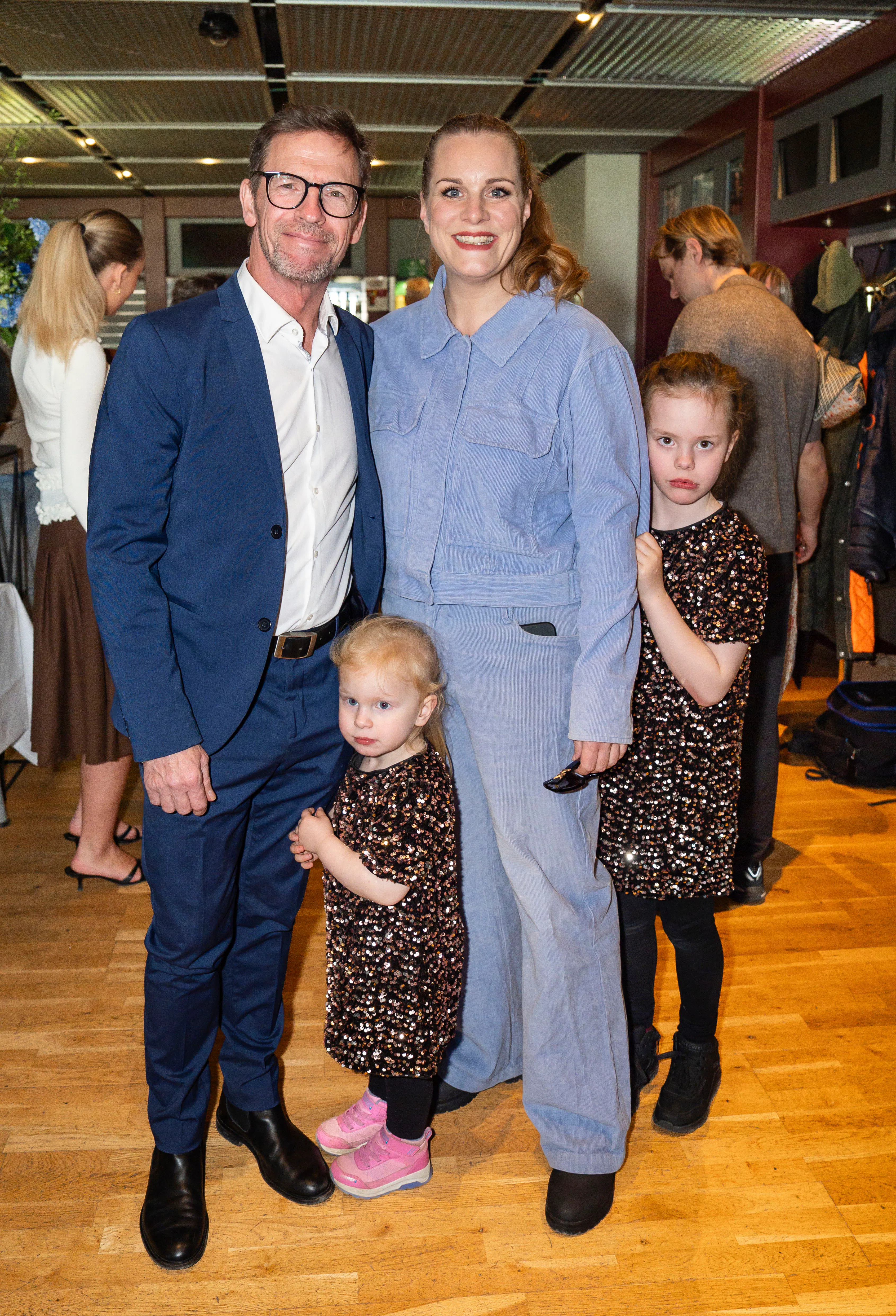 Jacob Dahl og Lise Baastrup med døtrene Elin og Laura. 