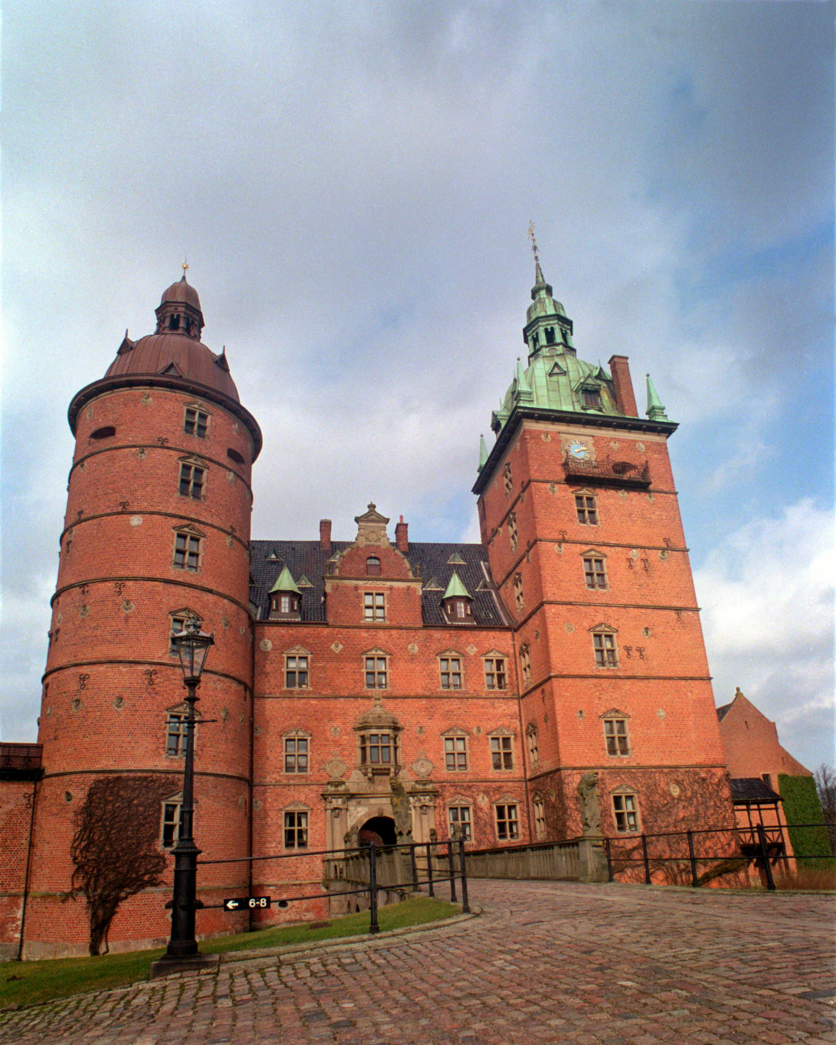 Vallø Slots historie går næsten 800 år tilbage i tiden. I filmen "Olsen-banden ser rødt" blev slottet brugt som kulisse. 